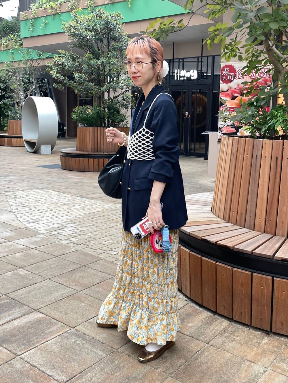 「女子ウケ、個性派、差し色コーデ、ママコーデ、春コーデ、ローリーズスタイル_LOWRYS FARM、公認インフルエンサー_LOWRYS FARM、大人女子カジュアル_LOWRYS FARM、カジュアル、メガネ、LOWRYS FARM、着痩せ・細見え、ビスチェ」｜「Me%の【ストラップシート付き】シュシュハンドルストラップ　103358（スマホグッズ、ブルー系）」を使った、milkさん（レディース・160cm）の春コーディネートの2枚目の写真