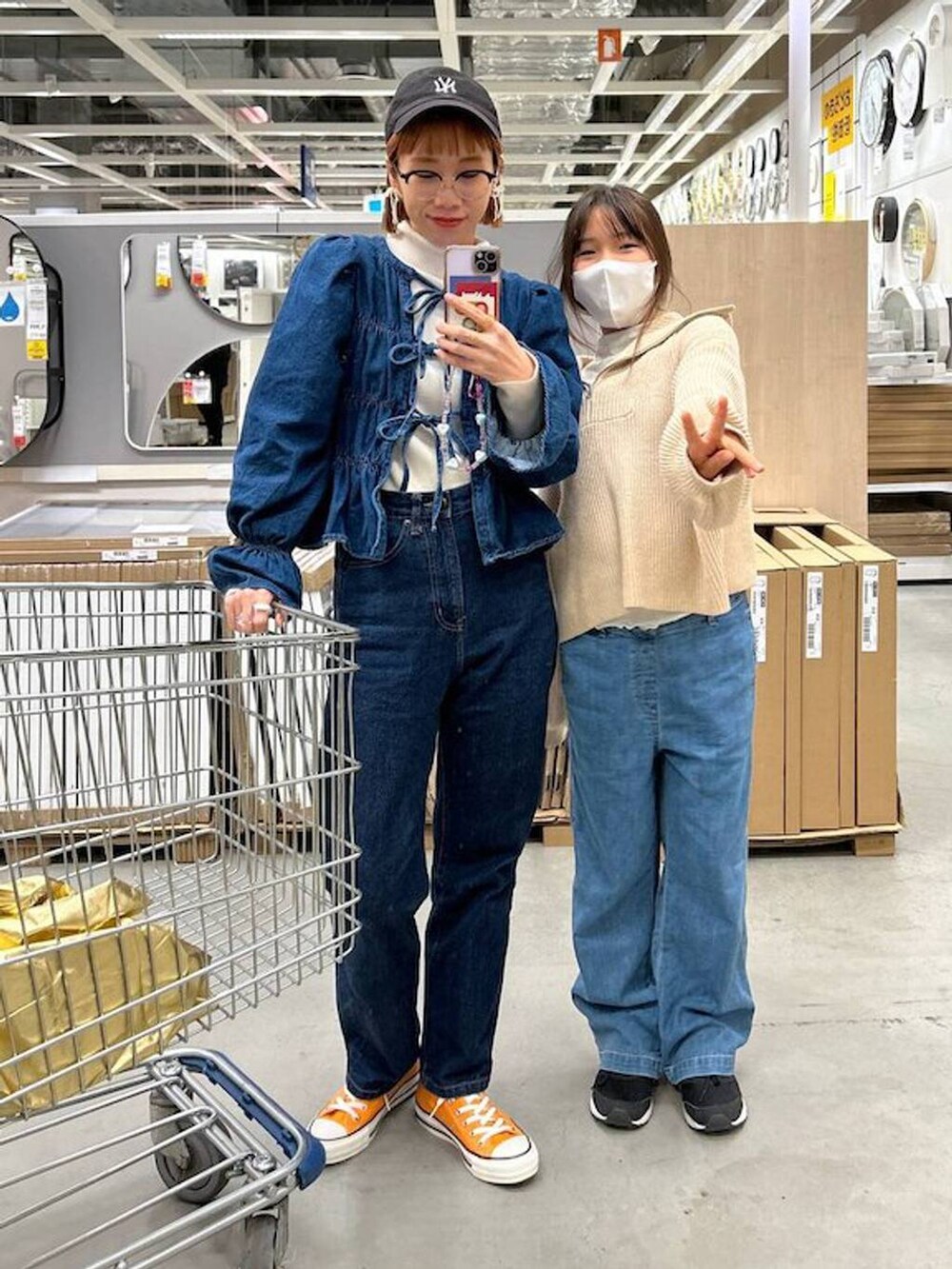 「女子ウケ、LOWRYS FARM、個性派、差し色コーデ、ママコーデ、冬コーデ、ローリーズスタイル_LOWRYS FARM、公認インフルエンサー_LOWRYS FARM、大人女子カジュアル_LOWRYS FARM、カジュアル、メガネ、着痩せ・細見え、GLOBAL WORK、キッズ服、キッズ」|「yuwのmetallic SD2 181913(エコバッグ/サブバッグ、ブラック系)」を使った、milkさん(レディース・160cm)の冬コーディネートの7枚目の写真