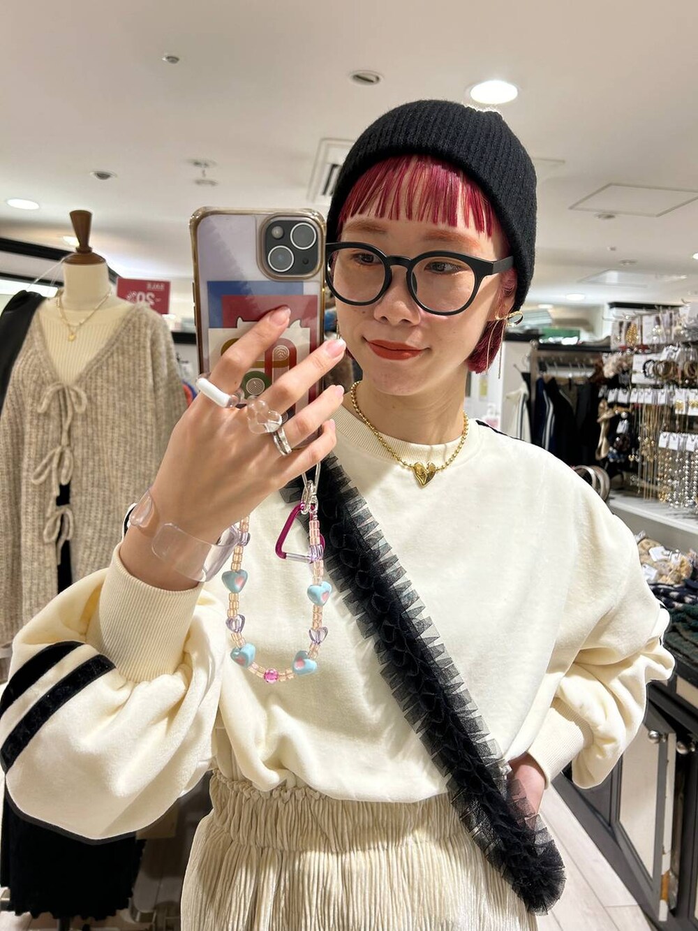 「女子ウケ、個性派、差し色コーデ、ママコーデ、冬コーデ、ローリーズスタイル_LOWRYS FARM、公認インフルエンサー_LOWRYS FARM、大人女子カジュアル_LOWRYS FARM、カジュアル、メガネ、LOWRYS FARM、着痩せ・細見え、スカート、ニット帽、バッグ」|「LOWRYS FARMの柔らかボディBAG 122771(ボディバッグ/ウエストポーチ、ブラック系)」を使った、milkさん(レディース・160cm)の冬コーディネートの8枚目の写真