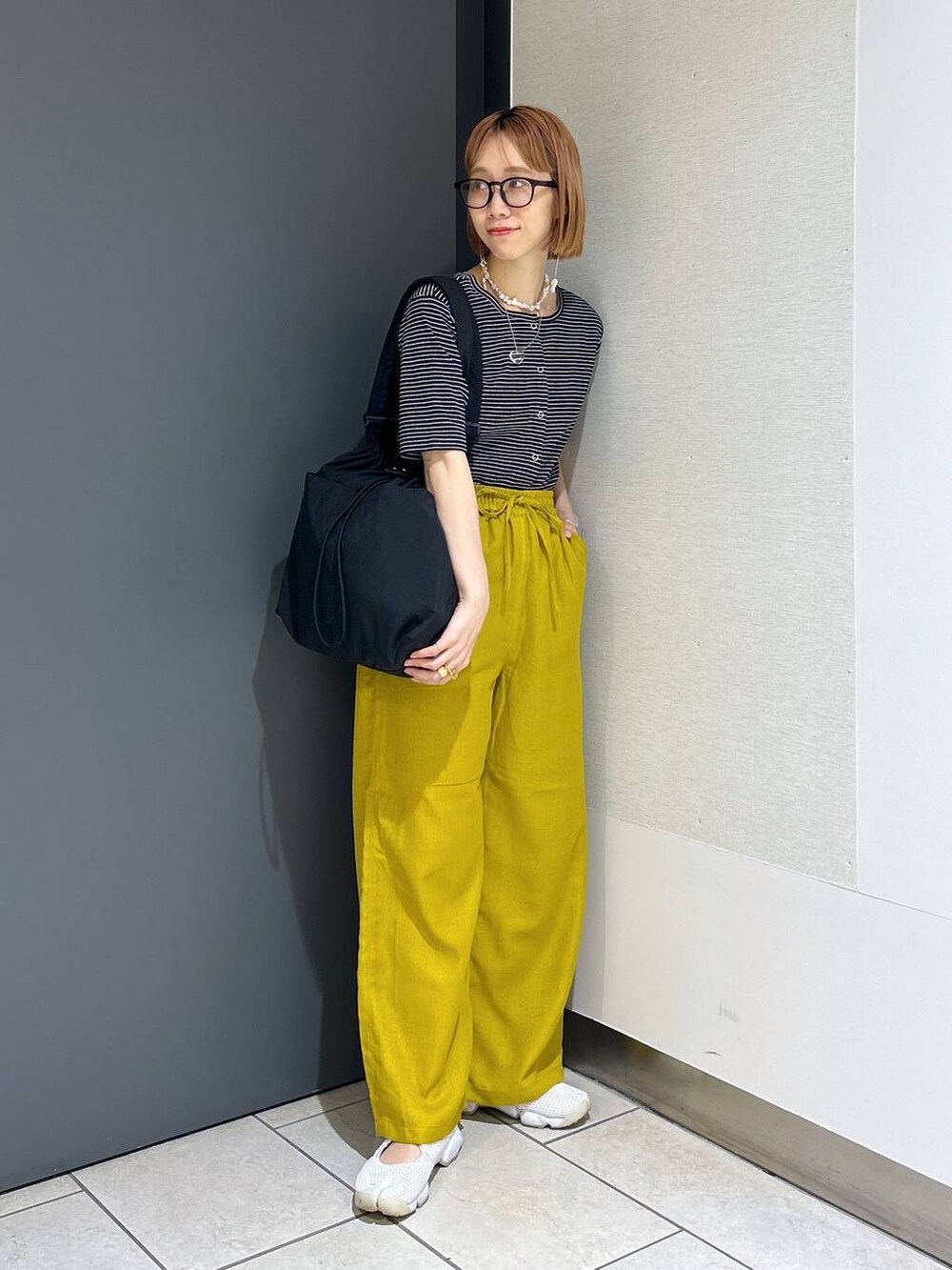 ブラック系のショルダーバッグ、イエロー系のその他パンツ、その他のカーディガン/ボレロを着用したレディースの夏コーディネートの7枚目の写真