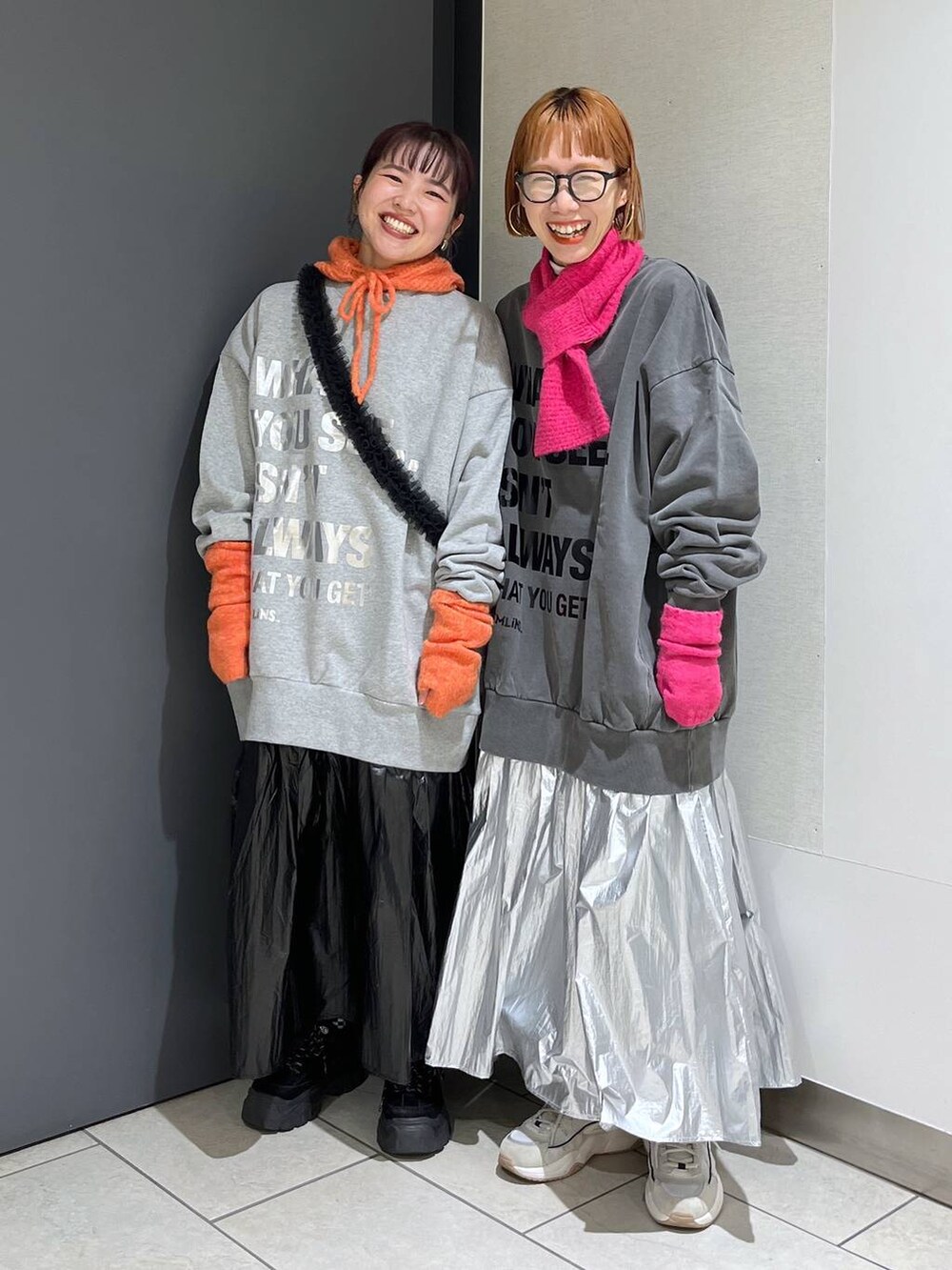 ブラック系のスニーカー、ブラック系のスカート、シルバー系のスカートを着用したレディースの冬コーディネートの6枚目の写真