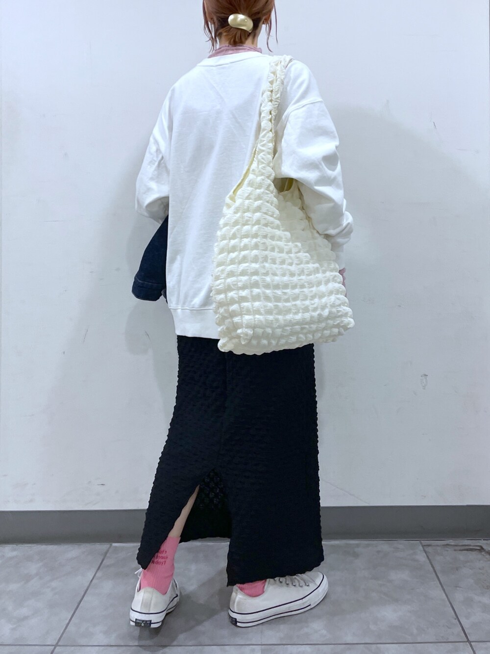 「LOWRYS FARM、ローリーズファーム(LOWRYS FARM)、Gジャン、デニム、デニムジャケット、スウェット、スカート、タイトスカート、カラーソックス、メガネ女子、めがね、トートバッグ、ポコポコ、スニーカー、ママコーデ」｜「LOWRYS FARMのポコポコトート（バッグ、ホワイト系）」を使った、milkさん（レディース・160cm）の冬コーディネートの6枚目の写真