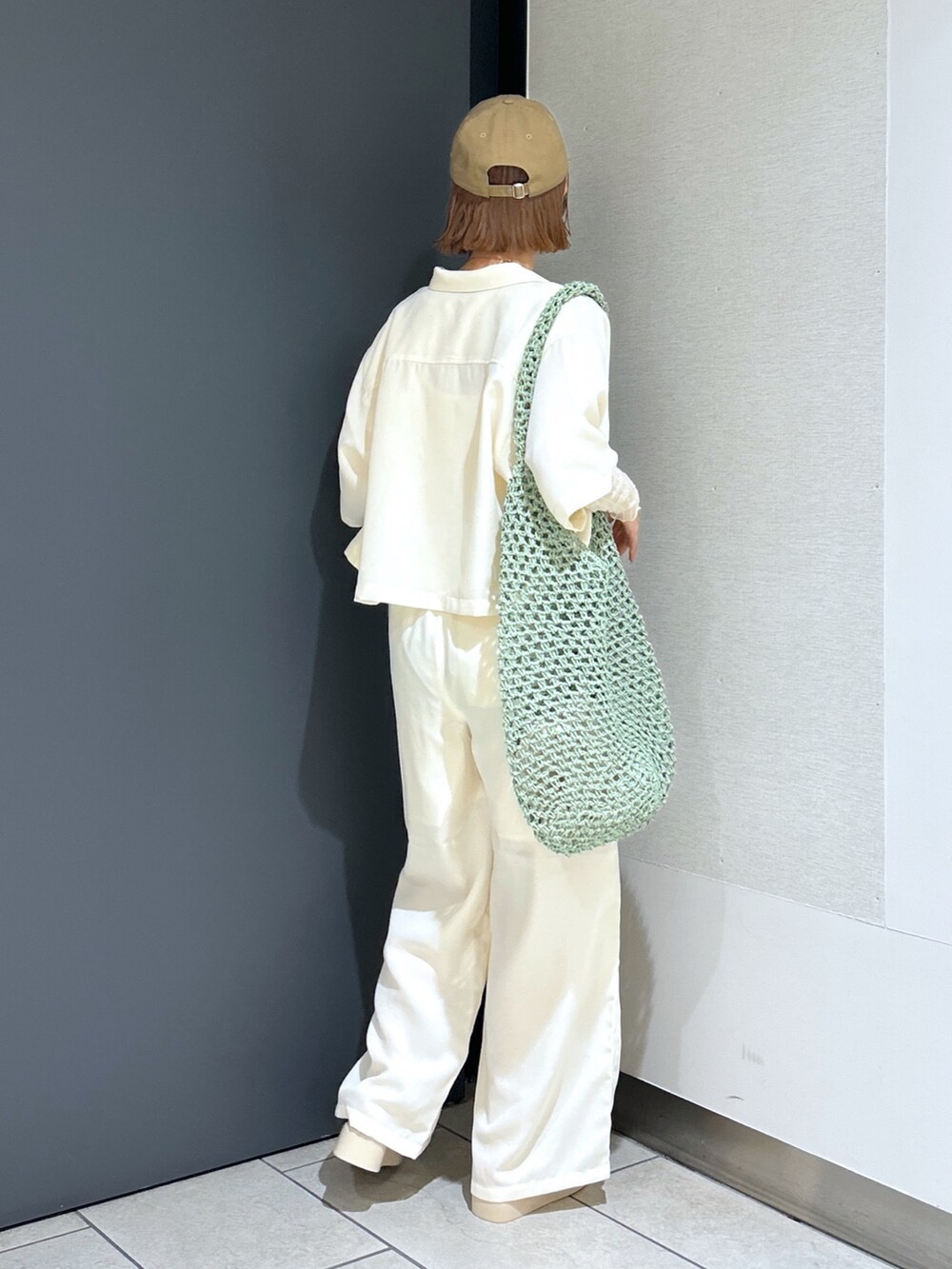 ホワイト系のシューズ、ホワイト系のシャツ/ブラウス、ホワイト系のその他パンツを着用したレディースの春コーディネートの4枚目の写真