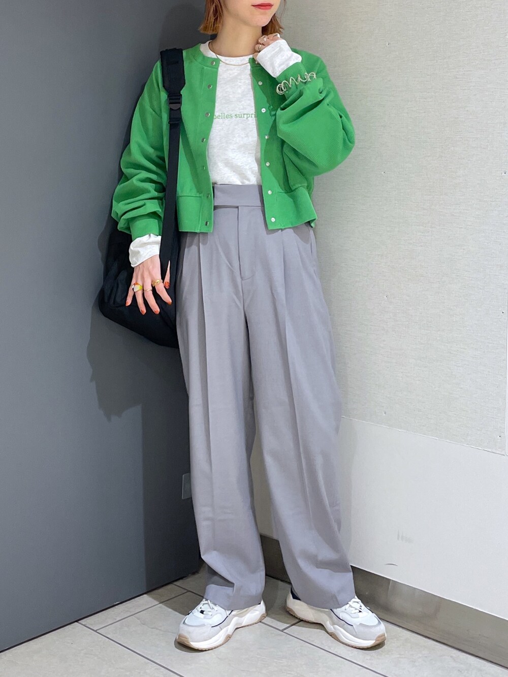 グレー系のTシャツ/カットソー、グリーン系のカーディガン/ボレロ、グレー系のその他パンツを着用したレディースの春コーディネートの2枚目の写真