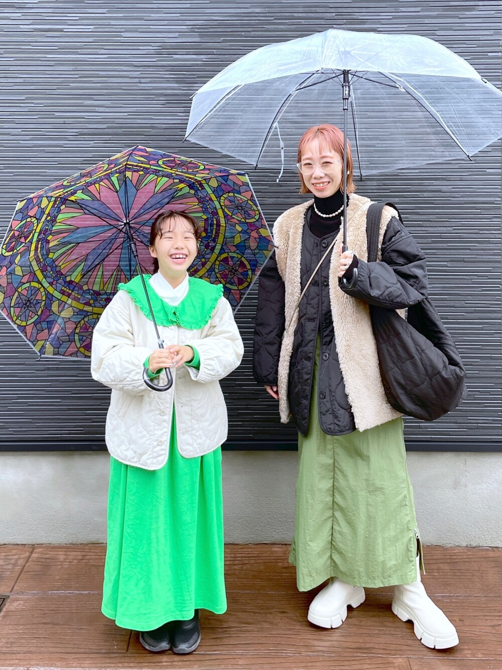 「LOWRYS FARM、LOWRYS FARM KIDS、ローリーズファーム(LOWRYS FARM)、ママコーデ、親子コーデ、リンクコーデ、キルティングブルゾン、キルティングジャケット、雨の日コーデ、ブーツ」|「LOWRYS FARMのストレッチスニーカーブーツ(シューズ、ホワイト系)」を使った、milkさん(レディース・160cm)の秋コーディネートの2枚目の写真