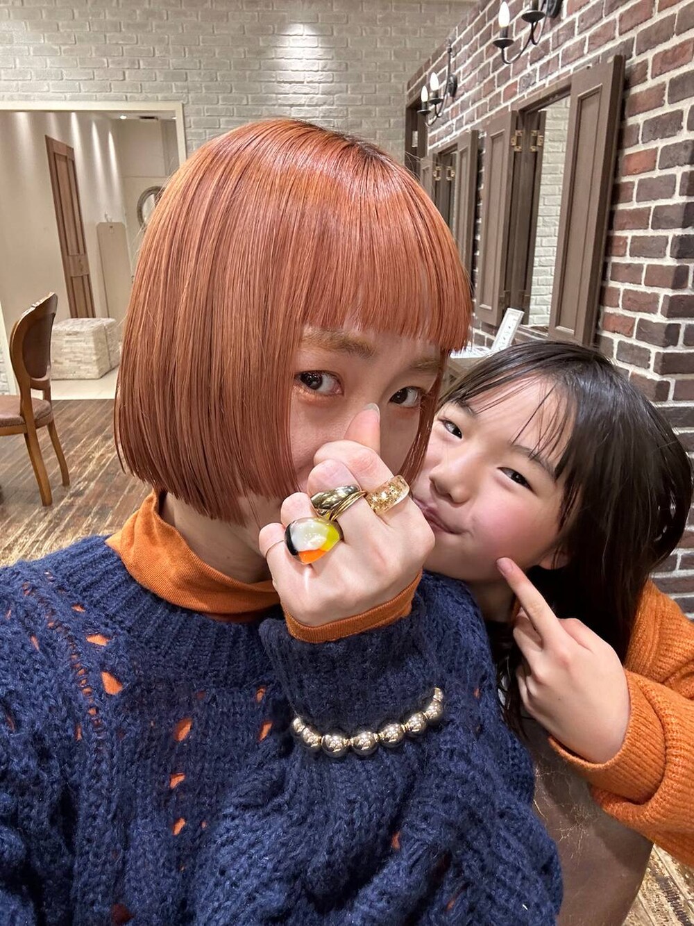 ブルー系のニット/セーターを着用したレディースの秋コーディネートの3枚目の写真