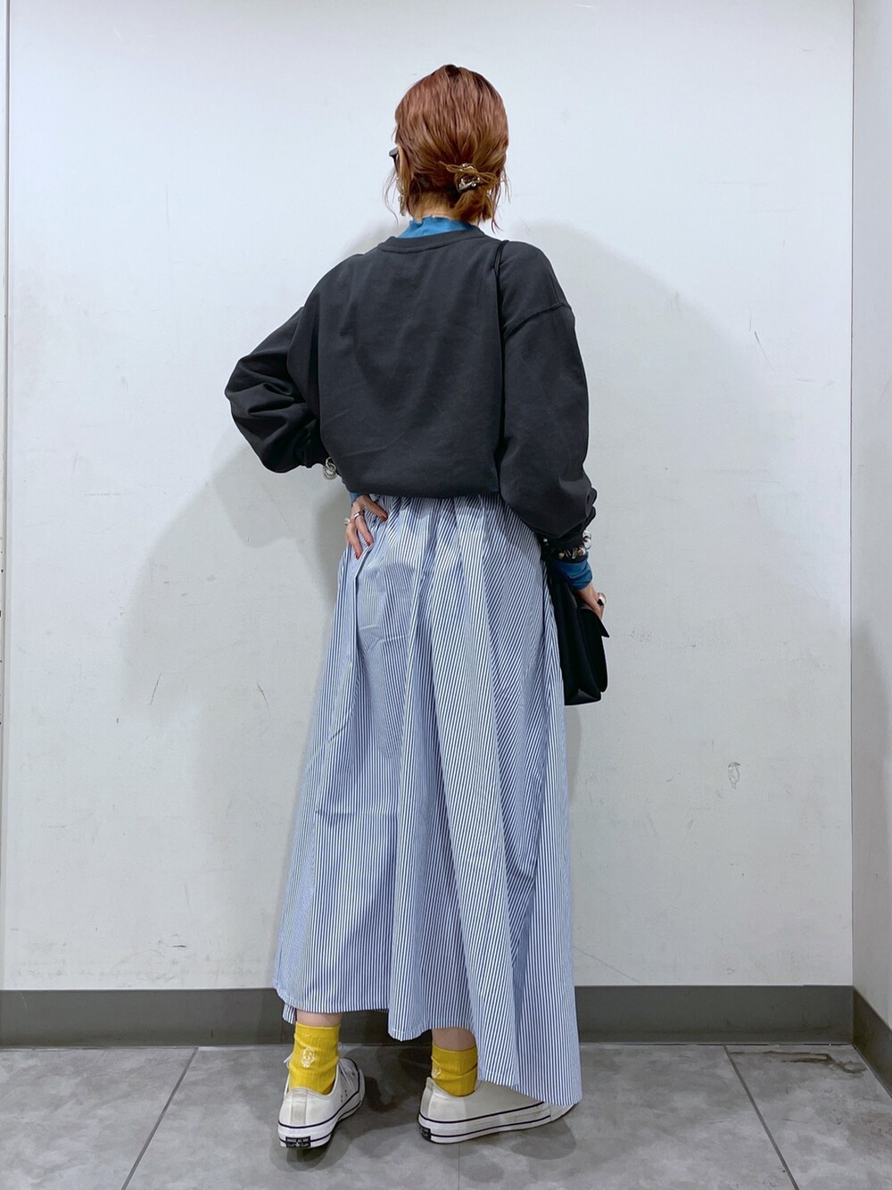 「シャツワンピ、シャツワンピース、LOWRYS FARM、ローリーズファーム(LOWRYS FARM)、ママコーデ、ママファッション、スウェット、レイヤードスタイル、メガネ女子、めがね」｜「LOWRYS FARMのカレッジロゴウラケプルオーバーロングスリーブ　177900（スウェット、グレー系）」を使った、milkさん（レディース・160cm）の冬コーディネートの3枚目の写真