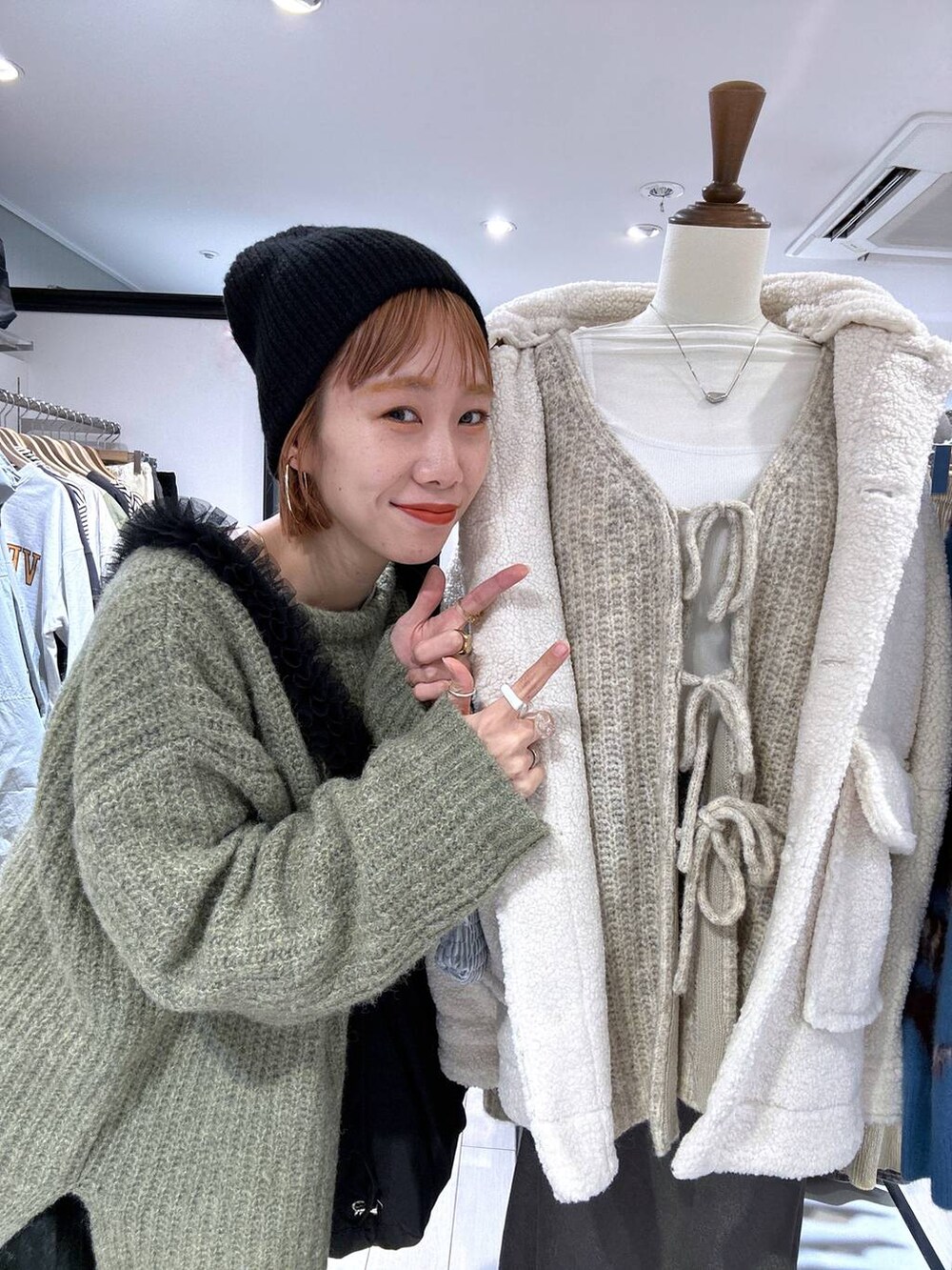 「女子ウケ、個性派、差し色コーデ、ママコーデ、冬コーデ、ローリーズスタイル_LOWRYS FARM、公認インフルエンサー_LOWRYS FARM、大人女子カジュアル_LOWRYS FARM、カジュアル、メガネ、LOWRYS FARM、着痩せ・細見え、ニット、ニット帽、カーディガン」｜「LOWRYS FARMのステンレス＊ネックレス　349527（ネックレス、その他）」を使った、milkさん（レディース・160cm）の冬コーディネートの7枚目の写真