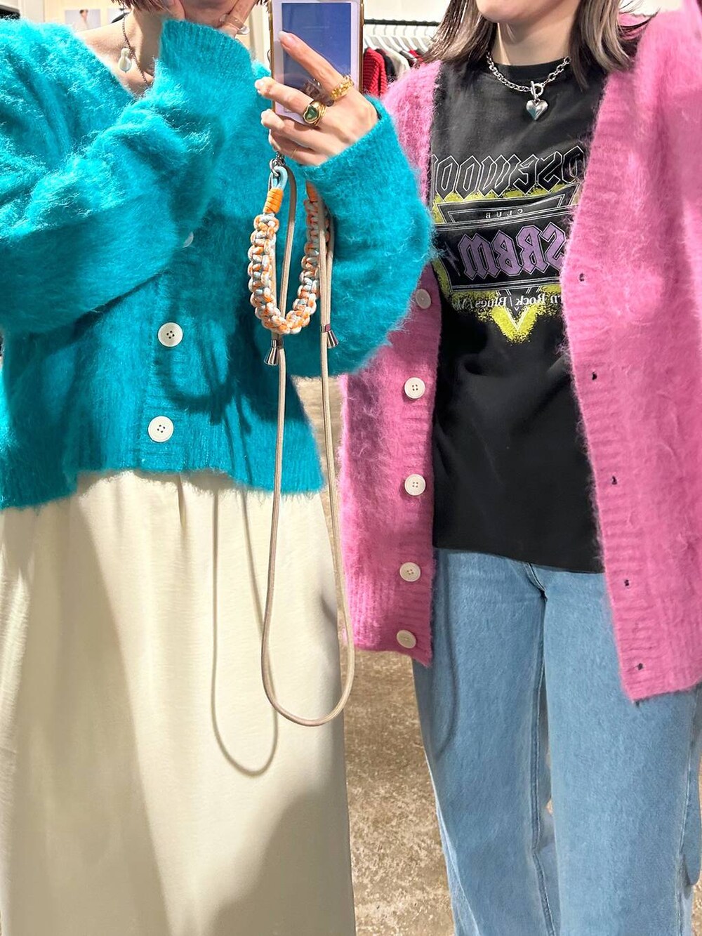「ニット、ロンT、女子ウケ、個性派、差し色コーデ、ママコーデ、ローリーズスタイル_LOWRYS FARM、公認インフルエンサー_LOWRYS FARM、大人女子カジュアル_LOWRYS FARM、カジュアル、メガネ、LOWRYS FARM、着痩せ・細見え、ブーツ、デニムパンツ」|「Me%の【iphone14対応】クリアフック付きiPhoneケース14(スマホケース/カバー、その他)」を使った、milkさん(レディース・160cm)の秋コーディネートの7枚目の写真
