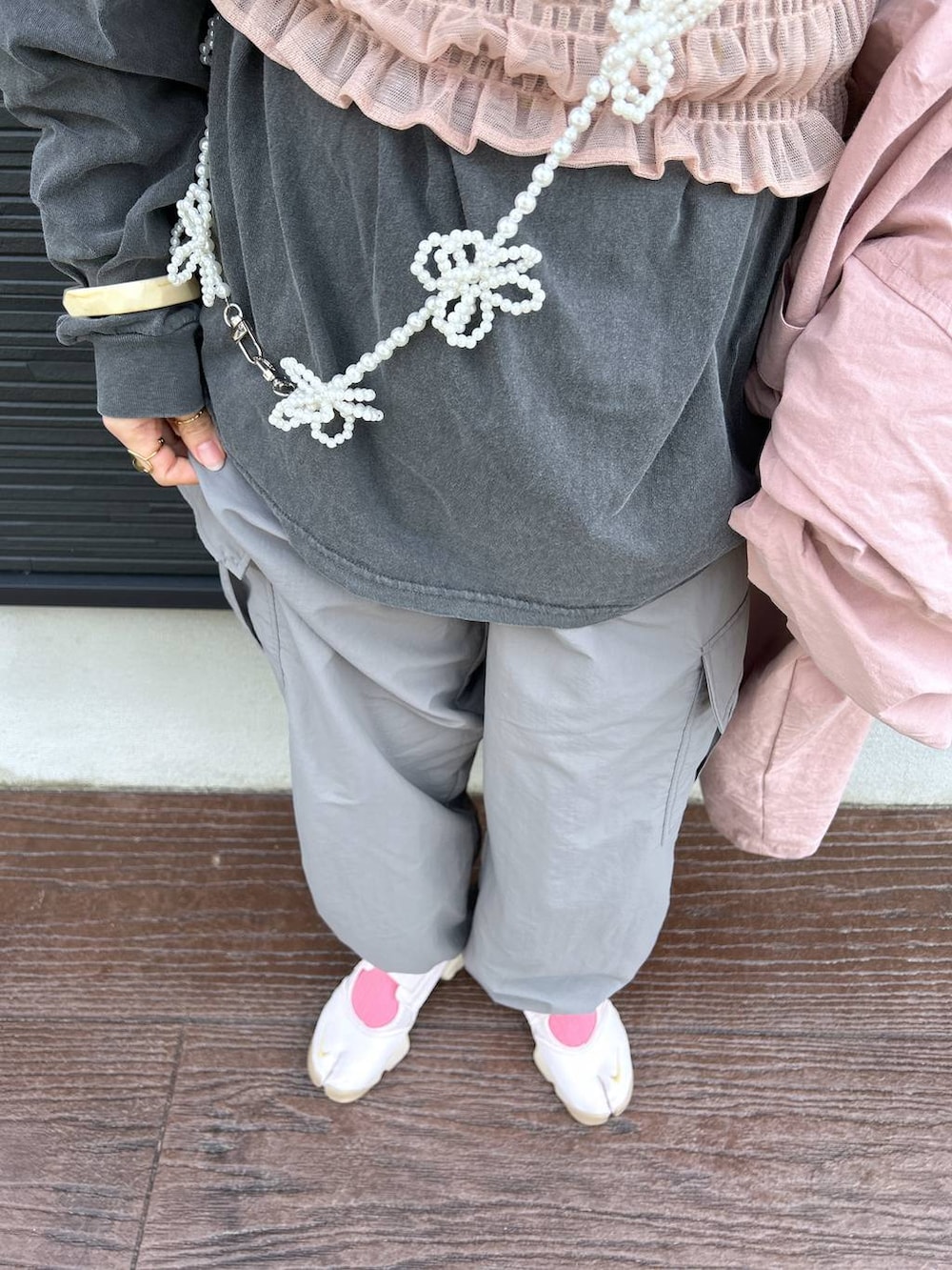 「ビスチェ、ヘアアクセサリー、ソックス、女子ウケ、個性派、差し色コーデ、ママコーデ、春コーデ、ローリーズスタイル_LOWRYS FARM、公認インフルエンサー_LOWRYS FARM、大人女子カジュアル_LOWRYS FARM、カジュアル、メガネ、LOWRYS FARM、着痩せ・細見え」|「LOWRYS FARMのロゴプリントサーマルソックス 103904(シューズ小物/雑貨、ピンク系)」を使った、milkさん(レディース・160cm)の春コーディネートの6枚目の写真