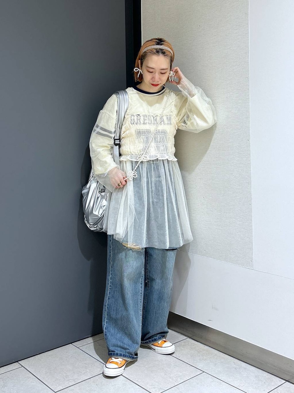 「女子ウケ、個性派、差し色コーデ、ママコーデ、春コーデ、ローリーズスタイル_LOWRYS FARM、公認インフルエンサー_LOWRYS FARM、大人女子カジュアル_LOWRYS FARM、カジュアル、メガネ、LOWRYS FARM、着痩せ・細見え」｜「LOWRYS FARMのナンバリングTシャツ 107459（Tシャツ/カットソー、ベージュ系）」を使った、milkさん（レディース・160cm）の春コーディネートの3枚目の写真