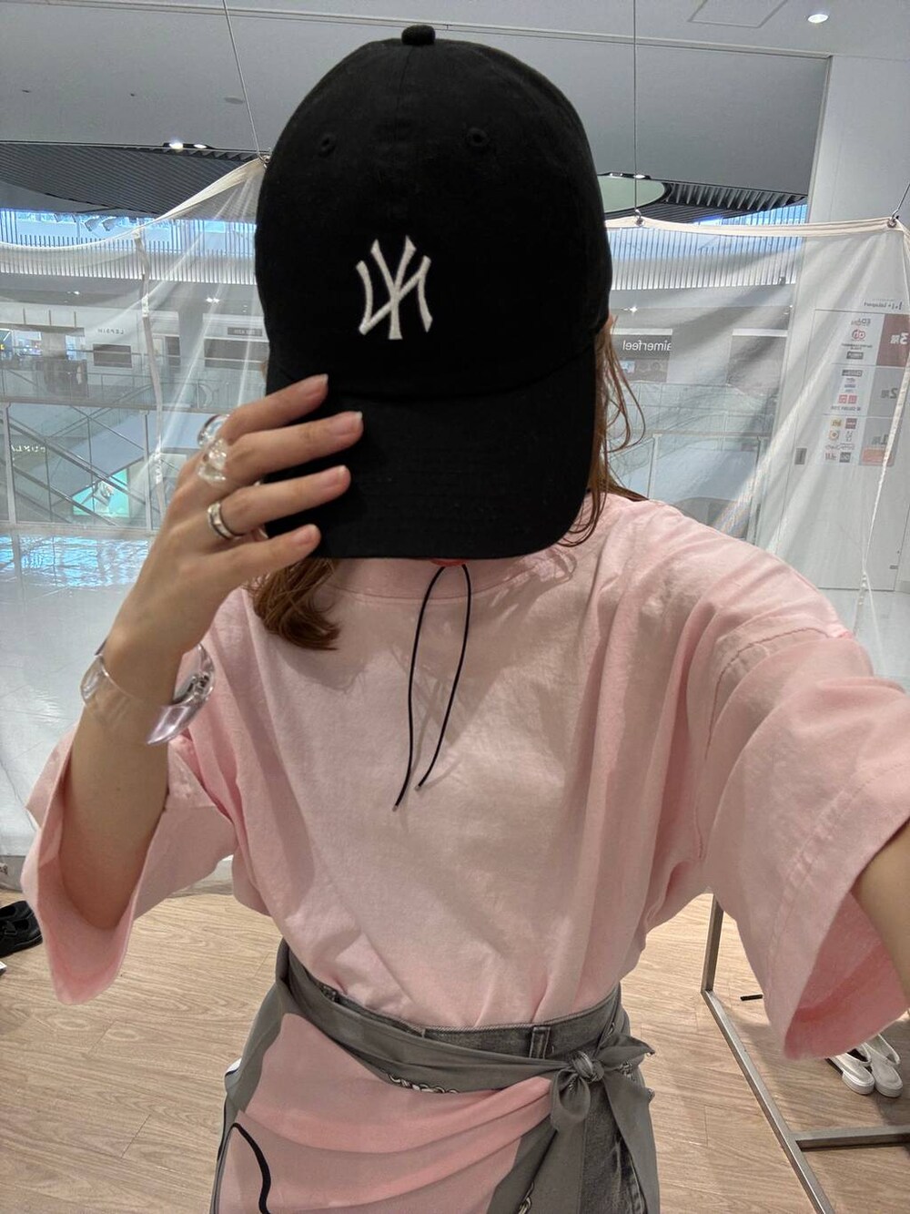 ピンク系のTシャツ/カットソー、ブラック系のキャップ、ブラック系のキーホルダーを着用したレディースの春コーディネートの7枚目の写真