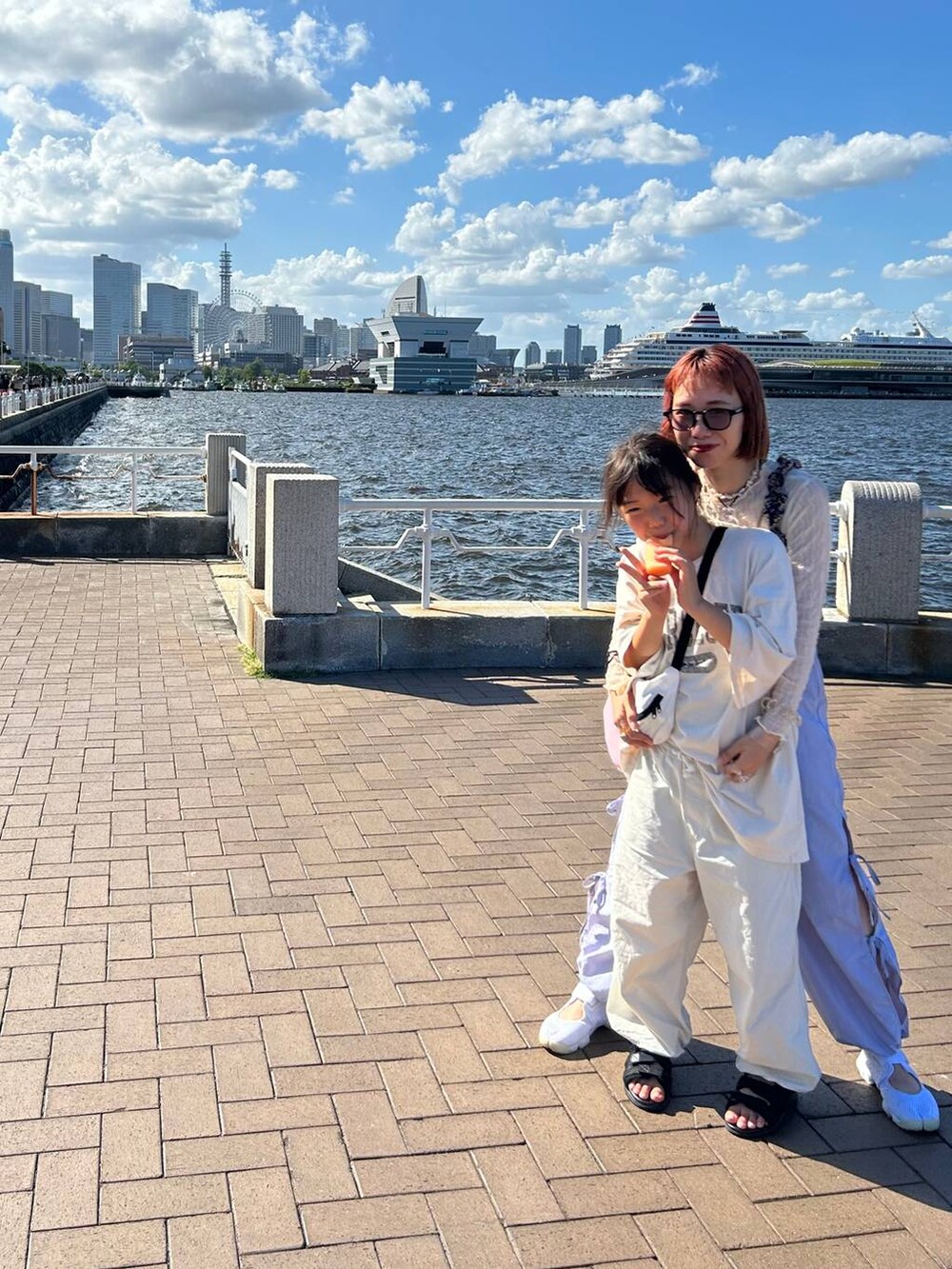 ホワイト系のボディバッグ/ウエストポーチ、ホワイト系のTシャツ/カットソー、その他のサンダルを着用したレディースの夏コーディネートの10枚目の写真
