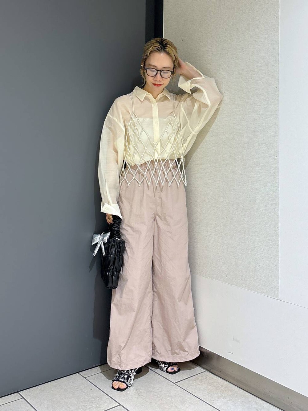 「女子ウケ、個性派、差し色コーデ、ママコーデ、春コーデ、ローリーズスタイル_LOWRYS FARM、公認インフルエンサー_LOWRYS FARM、大人女子カジュアル_LOWRYS FARM、カジュアル、メガネ、LOWRYS FARM、着痩せ・細見え、シャツ、シャツスタイル、パンツ」｜「LOWRYS FARMのスタイルＵＰシャーリングキャミ  108514（キャミソール、ホワイト系）」を使った、milkさん（レディース・160cm）の夏コーディネートの7枚目の写真