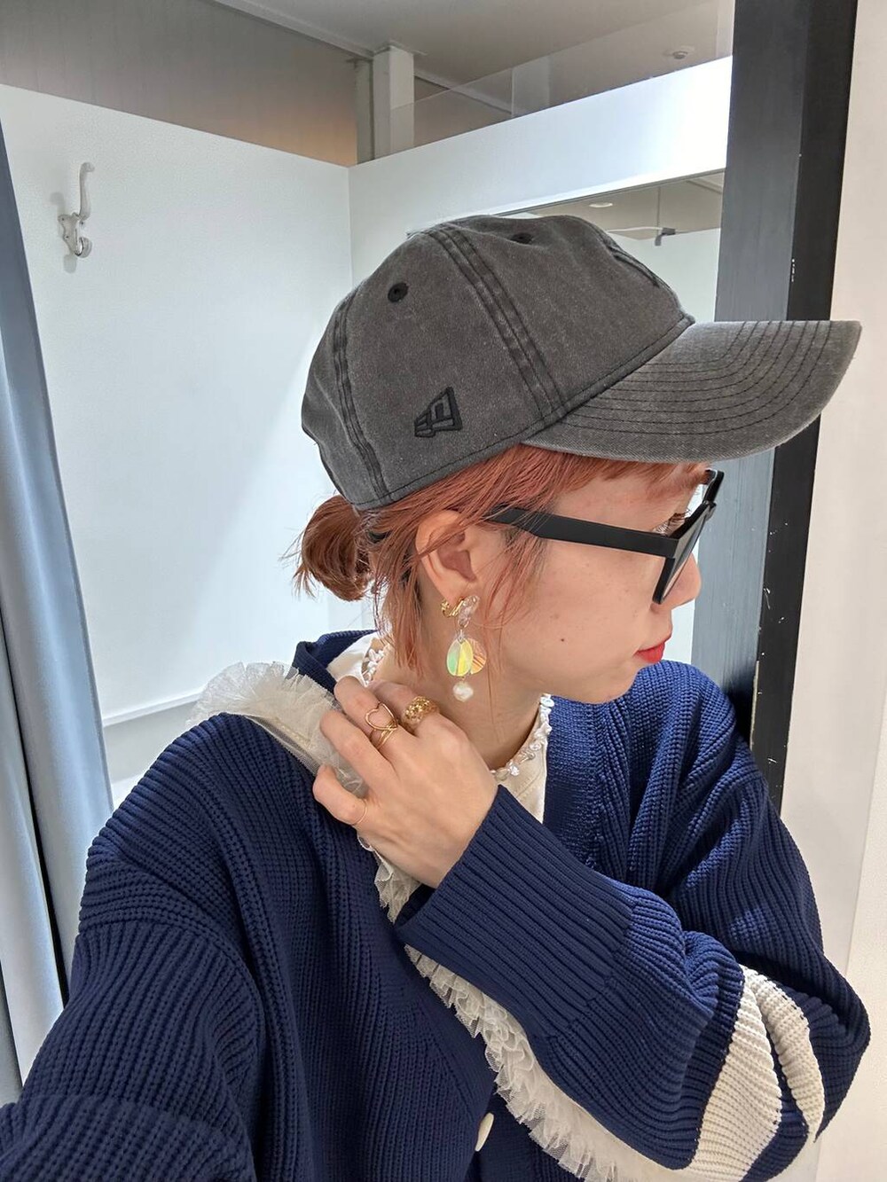 「ママコーデ、大人女子カジュアル_LOWRYS FARM、カジュアル、ロングスカート、スカート、ニット、カーディガン、ロンT、キャップ、スニーカー、モバイルグッズ_Me%、Me%、女子ウケ、個性派、差し色コーデ」|「LOWRYS FARMのウォッシュドCAPNEWERA 102577(キャップ、ブラック系)」を使った、milkさん(レディース・160cm)の冬コーディネートの6枚目の写真
