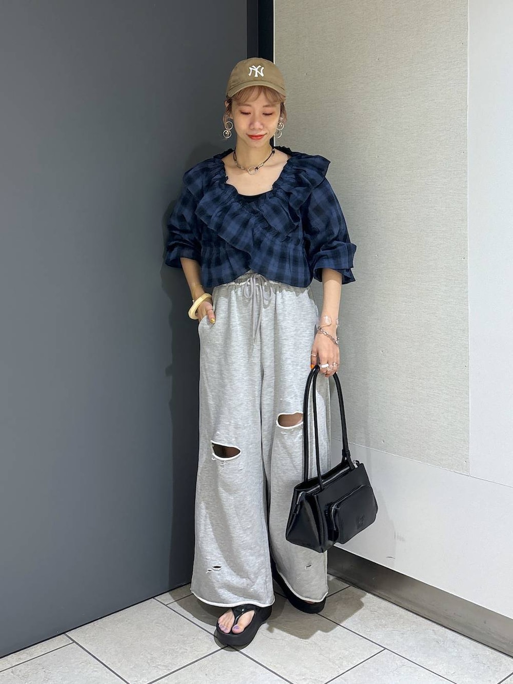 「女子ウケ、個性派、差し色コーデ、ママコーデ、ローリーズスタイル_LOWRYS FARM、カジュアル、公認インフルエンサー_LOWRYS FARM、大人女子カジュアル_LOWRYS FARM、メガネ、LOWRYS FARM、着痩せ・細見え、秋コーデ、夏コーデ、ブラウス、パンツ」｜「LOWRYS FARMのフリルクロスギャザーブラウス６Ｓ 112820（シャツ/ブラウス、ブルー系）」を使った、milkさん（レディース・160cm）の夏コーディネートの3枚目の写真