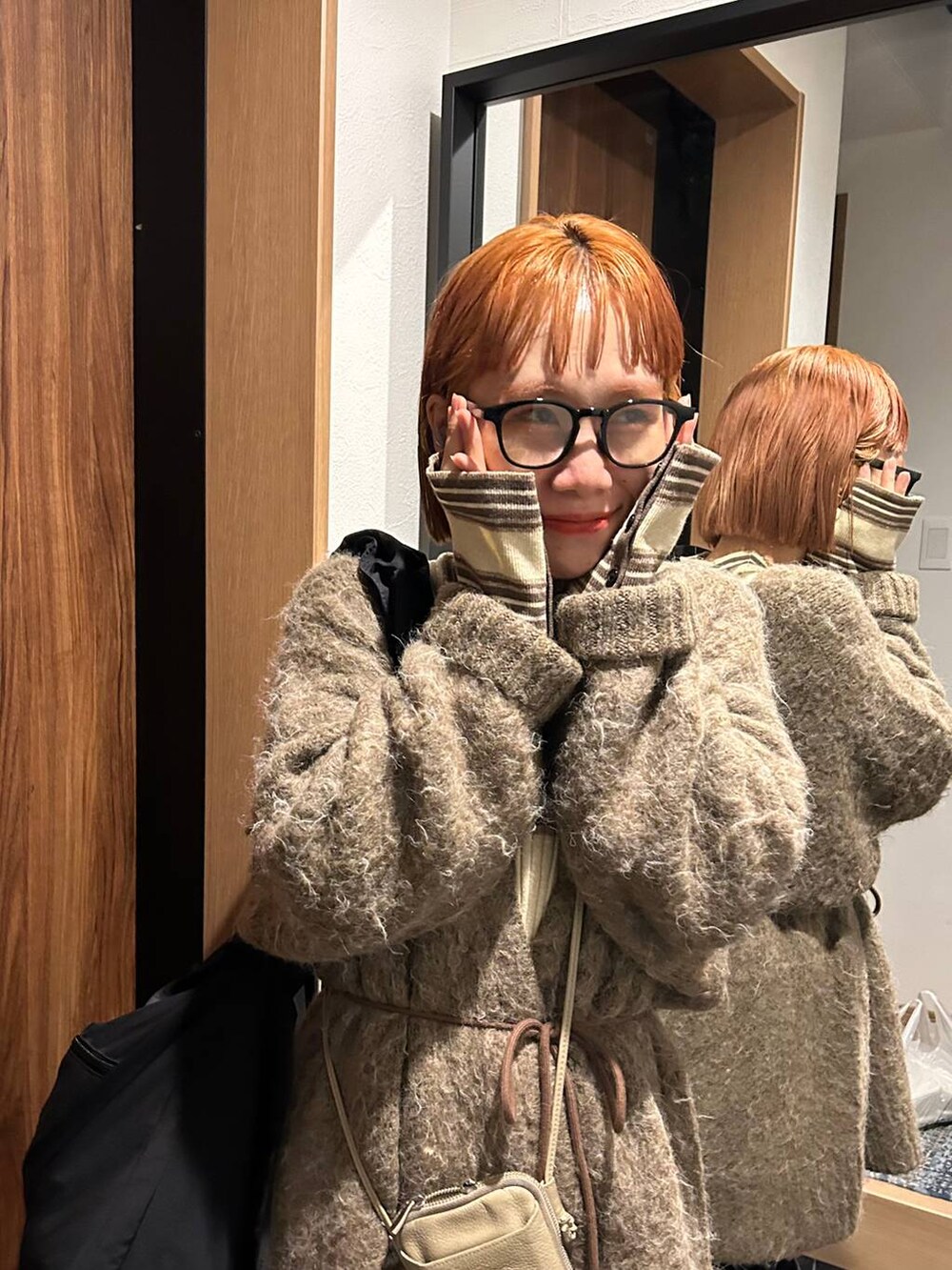 ホワイト系のトートバッグ、ブラック系のその他パンツ、ブラック系のブーツを着用したレディースの秋コーディネートの8枚目の写真