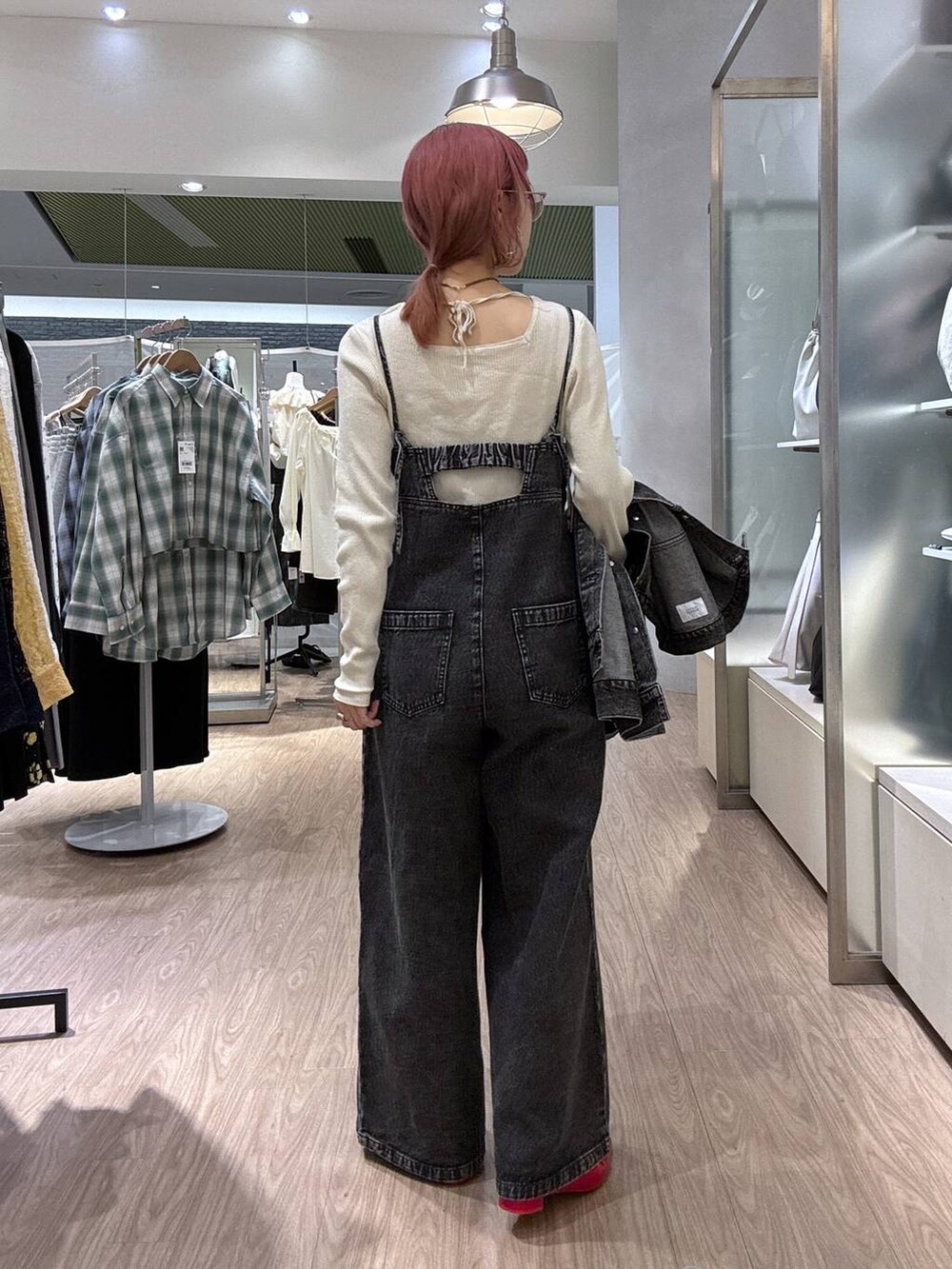 「女子ウケ、個性派、差し色コーデ、ママコーデ、冬コーデ、ローリーズスタイル_LOWRYS FARM、公認インフルエンサー_LOWRYS FARM、大人女子カジュアル_LOWRYS FARM、カジュアル、メガネ、LOWRYS FARM、着痩せ・細見え、秋冬新作、ネックレス、パンプス」｜「LOWRYS FARMのＣＯＮＥ／ＢＩＧＧジャン　131366（デニムジャケット、ブラック系）」を使った、milkさん（レディース・160cm）の冬コーディネートの7枚目の写真