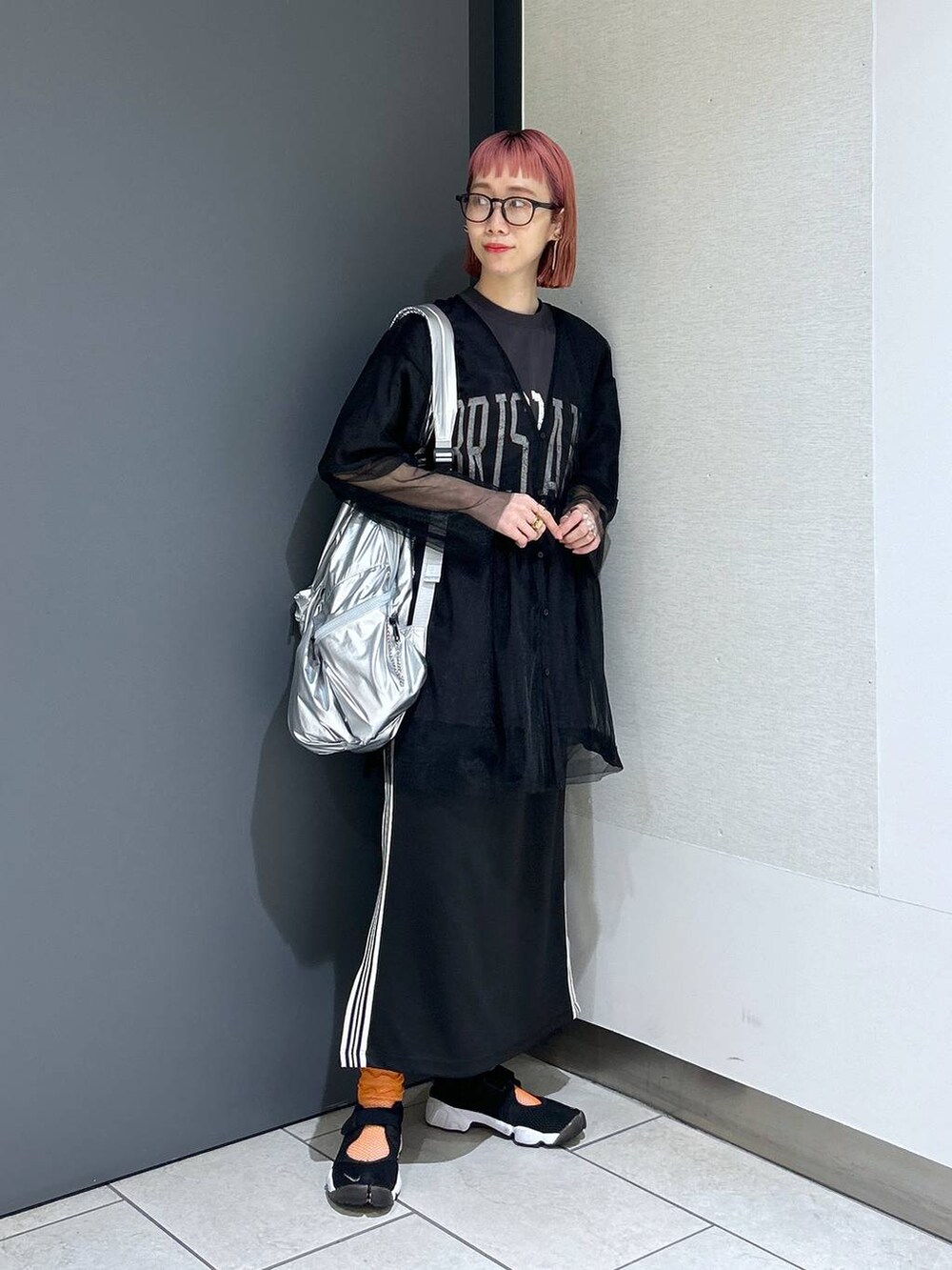 グレー系のTシャツ/カットソー、ブラック系のシャツ/ブラウス、ブラック系のスカートを着用したレディースの春コーディネートの2枚目の写真