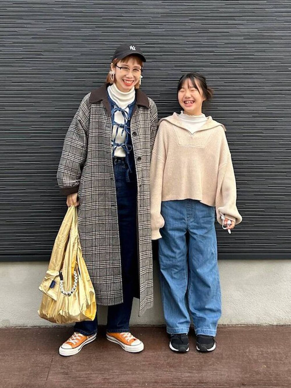 「女子ウケ、LOWRYS FARM、個性派、差し色コーデ、ママコーデ、冬コーデ、ローリーズスタイル_LOWRYS FARM、公認インフルエンサー_LOWRYS FARM、大人女子カジュアル_LOWRYS FARM、カジュアル、メガネ、着痩せ・細見え、GLOBAL WORK、キッズ服、キッズ」|「yuwのmetallic SD2 181913(エコバッグ/サブバッグ、ブラック系)」を使った、milkさん(レディース・160cm)の冬コーディネートの4枚目の写真