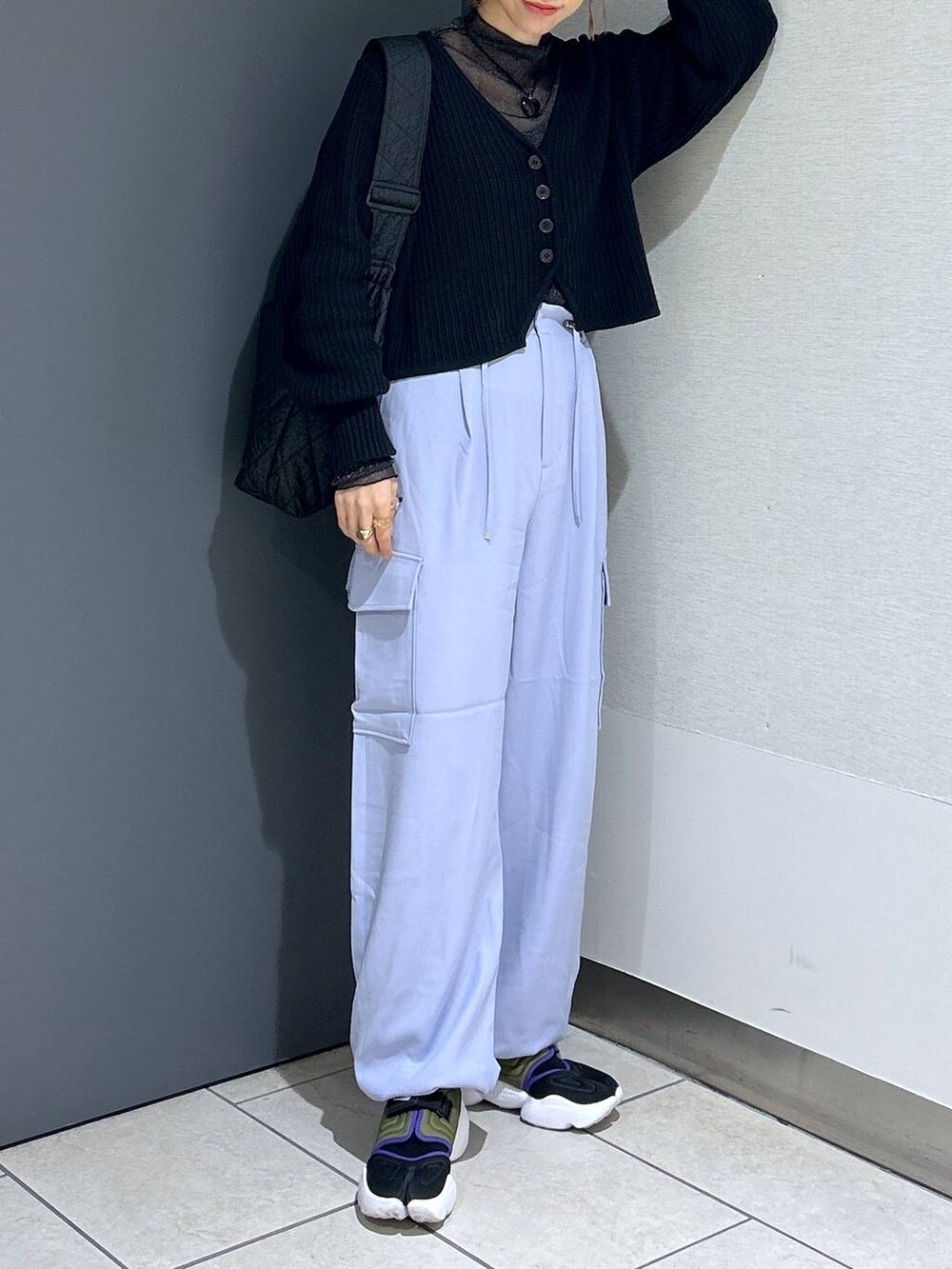 ブラック系のキャミソール、ブラック系のカーディガン/ボレロ、ブラック系のTシャツ/カットソーを着用したレディースの秋コーディネートの6枚目の写真