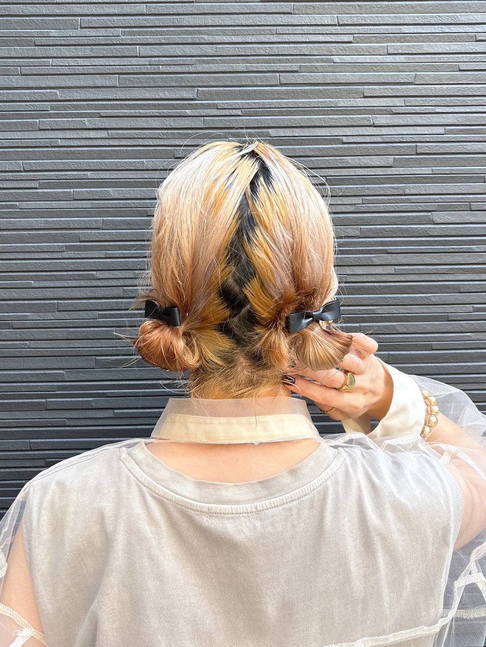 ベージュ系のシャツ/ブラウス、ブラック系のメガネ、その他のバレッタ/ヘアクリップを着用したレディースの夏コーディネートの8枚目の写真
