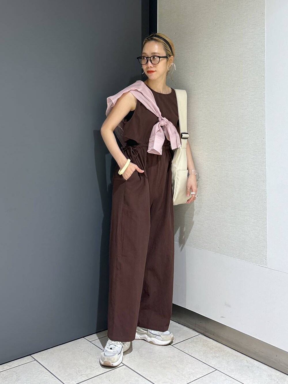 「シャツ、女子ウケ、個性派、差し色コーデ、ママコーデ、春コーデ、ローリーズスタイル_LOWRYS FARM、公認インフルエンサー_LOWRYS FARM、大人女子カジュアル_LOWRYS FARM、カジュアル、メガネ、LOWRYS FARM、着痩せ・細見え」｜「LOWRYS FARMのオールインワン  107994（サロペット/オーバーオール、ブラウン系）」を使った、milkさん（レディース・160cm）の夏コーディネートの2枚目の写真