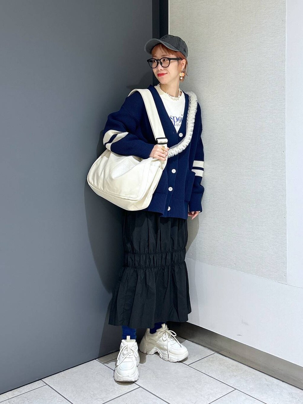 「ママコーデ、大人女子カジュアル_LOWRYS FARM、カジュアル、ロングスカート、スカート、ニット、カーディガン、ロンT、キャップ、スニーカー、モバイルグッズ_Me%、Me%、女子ウケ、個性派、差し色コーデ」|「LOWRYS FARMのウォッシュドCAPNEWERA 102577(キャップ、ブラック系)」を使った、milkさん(レディース・160cm)の冬コーディネートの2枚目の写真