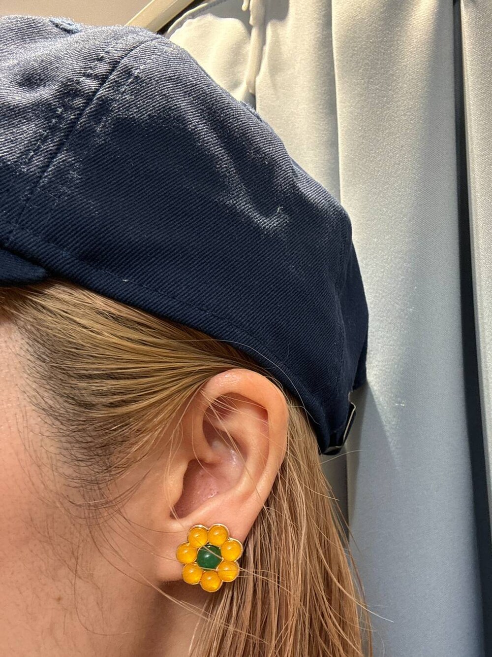 ブラック系のワンピース、パープル系のショルダーバッグ、ブラック系のスカートを着用したレディースの春コーディネートの9枚目の写真