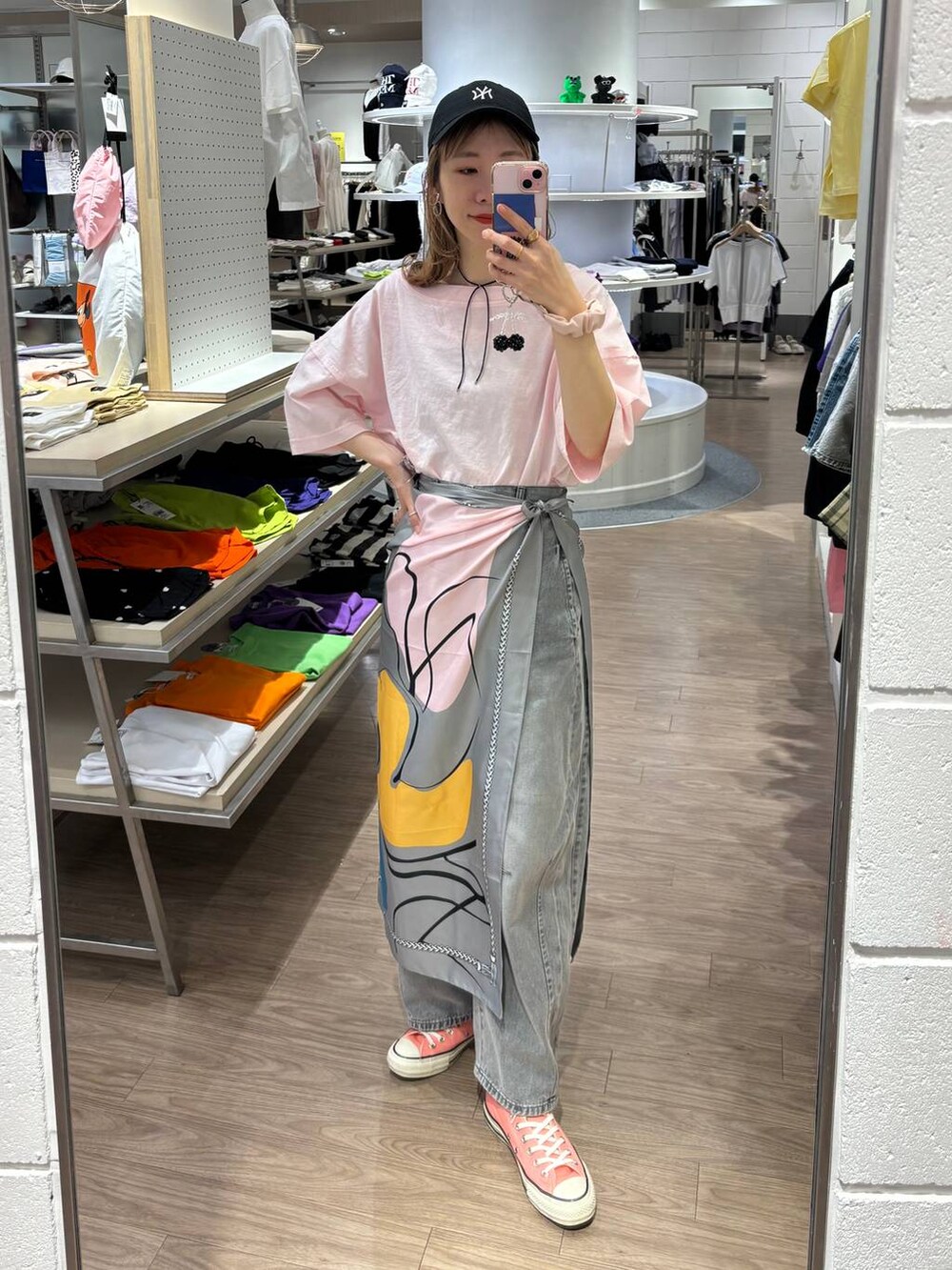 ピンク系のTシャツ/カットソー、ブラック系のキャップ、ブラック系のキーホルダーを着用したレディースの春コーディネートの9枚目の写真