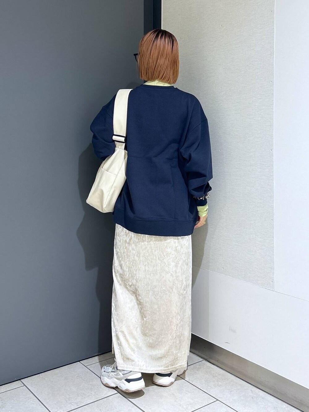 「女子ウケ、ショルダーバッグ、個性派、差し色コーデ、ママコーデ、秋コーデ、ローリーズスタイル_LOWRYS FARM、公認インフルエンサー_LOWRYS FARM、大人女子カジュアル_LOWRYS FARM、カジュアル、メガネ、LOWRYS FARM、着痩せ・細見え、アウター、スウェット」｜「LOWRYS FARMの柔らかボディＢＡＧ　122771（ボディバッグ/ウエストポーチ、ホワイト系）」を使った、milkさん（レディース・160cm）の秋コーディネートの7枚目の写真