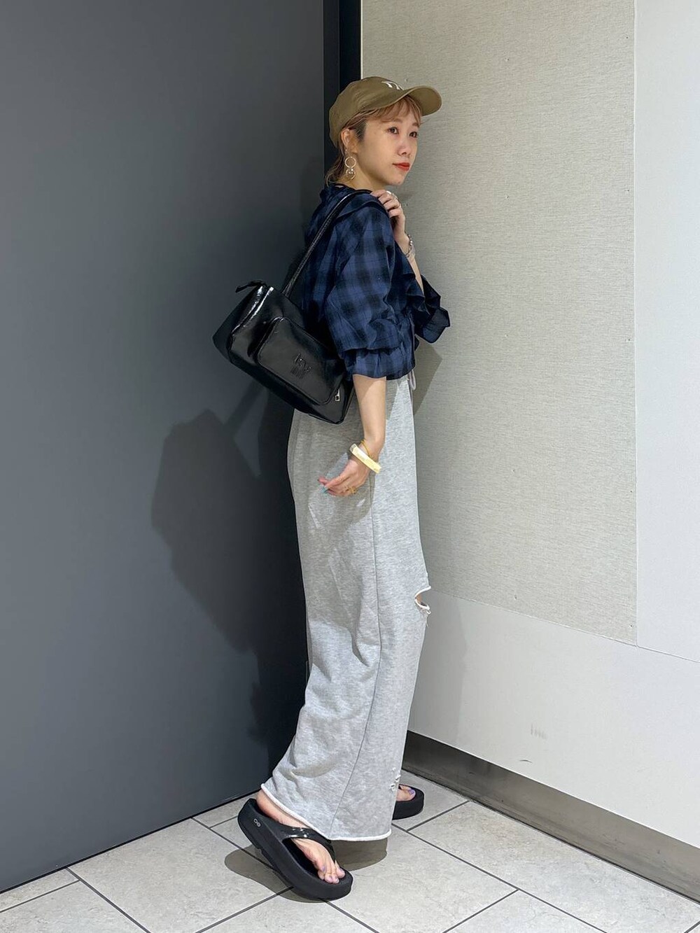 「女子ウケ、個性派、差し色コーデ、ママコーデ、ローリーズスタイル_LOWRYS FARM、カジュアル、公認インフルエンサー_LOWRYS FARM、大人女子カジュアル_LOWRYS FARM、メガネ、LOWRYS FARM、着痩せ・細見え、秋コーデ、夏コーデ、ブラウス、パンツ」｜「LOWRYS FARMのフリルクロスギャザーブラウス６Ｓ 112820（シャツ/ブラウス、ブルー系）」を使った、milkさん（レディース・160cm）の夏コーディネートの6枚目の写真