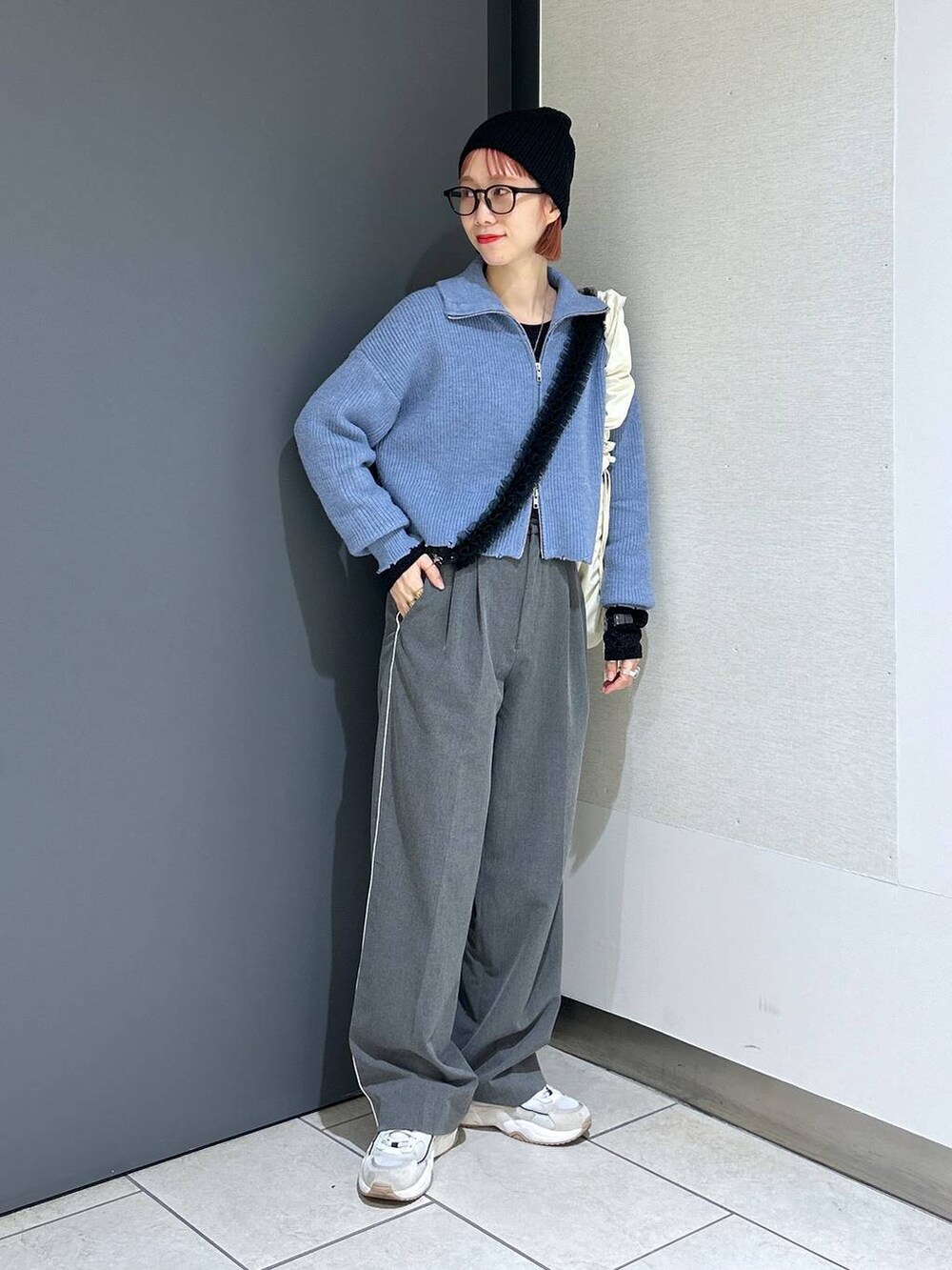 「着痩せ・細見え、女子ウケ、カジュアル、個性派、差し色コーデ、ママコーデ、冬コーデ、ローリーズスタイル_LOWRYS FARM、公認インフルエンサー_LOWRYS FARM、大人女子カジュアル_LOWRYS FARM、メガネ、ワイドパンツ、ニット、ショルダーバッグ、ニット帽」｜「LOWRYS FARMのＧＬＡＳＳＥＳ２　182184（メガネ、その他）」を使った、milkさん（レディース・160cm）の冬コーディネートの5枚目の写真