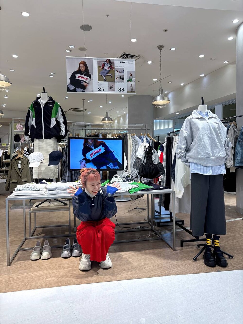 「ニット、女子ウケ、個性派、差し色コーデ、ママコーデ、冬コーデ、ローリーズスタイル_LOWRYS FARM、公認インフルエンサー_LOWRYS FARM、大人女子カジュアル_LOWRYS FARM、カジュアル、メガネ、LOWRYS FARM、着痩せ・細見え、秋冬新作、スカート」｜「LOWRYS FARMのカットリブタイトスカート　103920（スカート、レッド系）」を使った、milkさん（レディース・160cm）の冬コーディネートの8枚目の写真