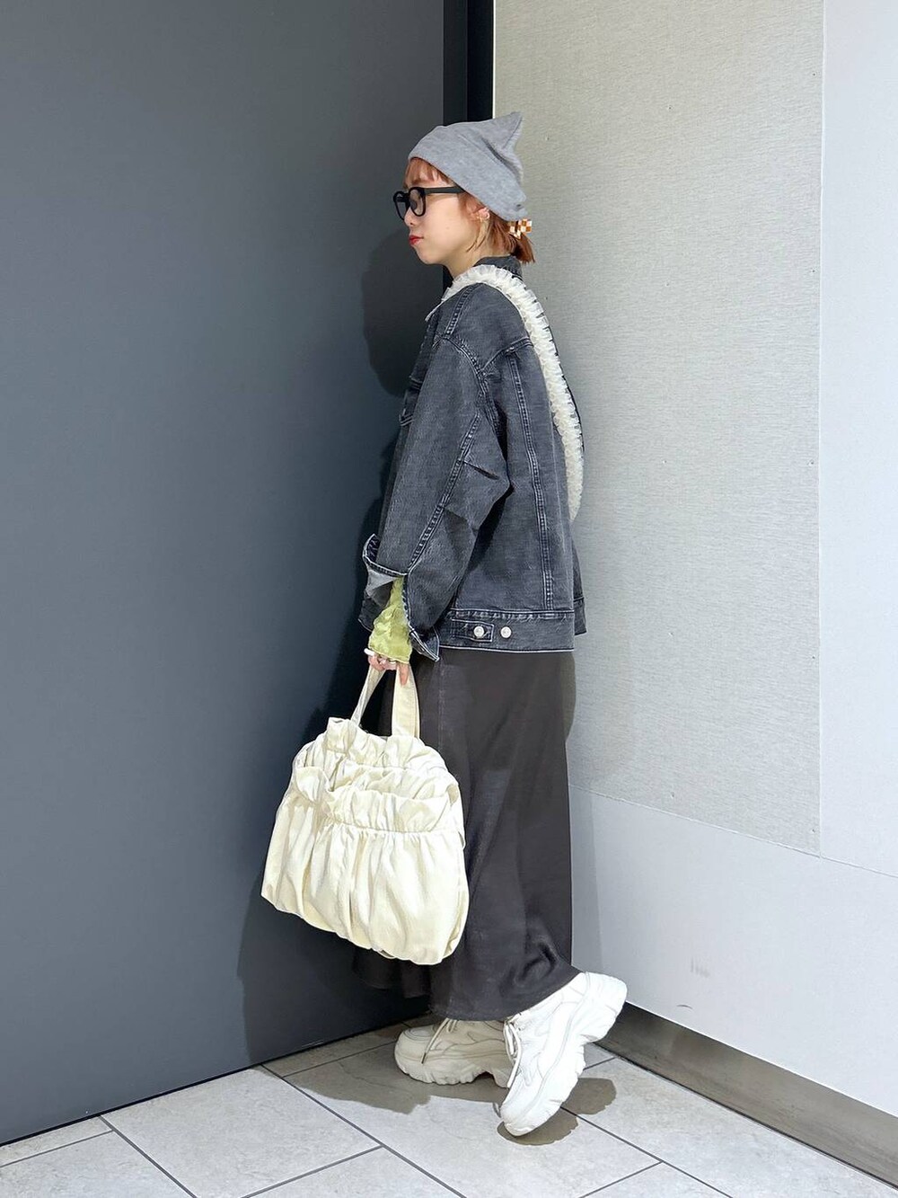 「個性派、差し色コーデ、ママコーデ、冬コーデ、ローリーズスタイル_LOWRYS FARM、LOWRYS FARM、着痩せ・細見え、アウター、デニムジャケット、スカート、ロングスカート、女子ウケ、公認インフルエンサー_LOWRYS FARM、大人女子カジュアル_LOWRYS FARM、カジュアル」|「LOWRYS FARMのステンレスハートトップネックレス 967887(ネックレス、ブラウン系)」を使った、milkさん(レディース・160cm)の冬コーディネートの4枚目の写真