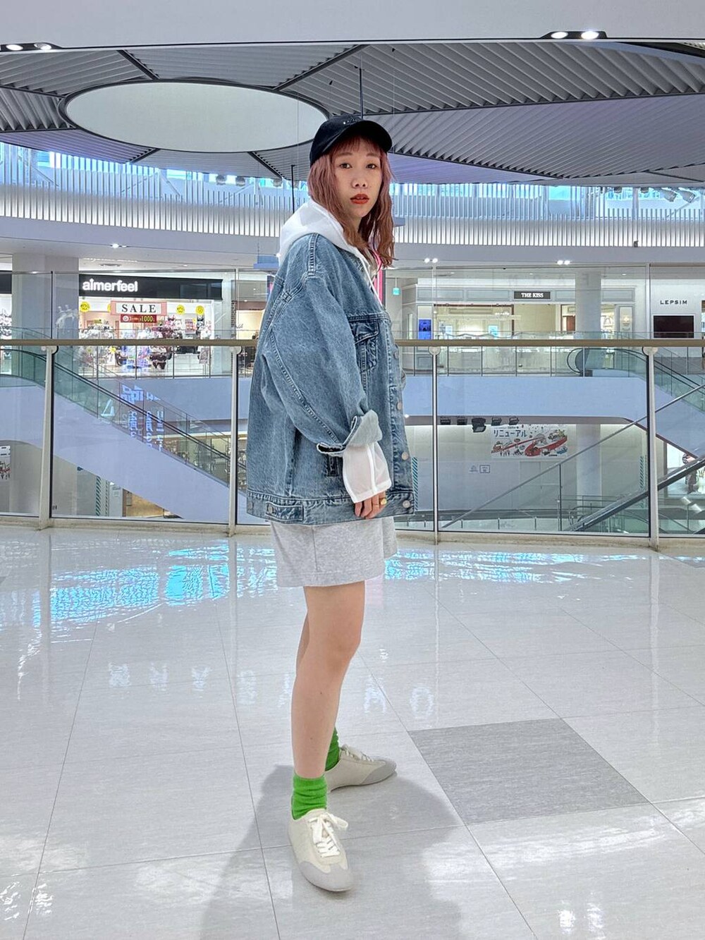 「LOWRYS FARM、着痩せ・細見え、公認インフルエンサー_LOWRYS FARM、大人女子カジュアル_LOWRYS FARM、カジュアル、メガネ、女子ウケ、個性派、差し色コーデ、ママコーデ、冬コーデ、ローリーズスタイル_LOWRYS FARM、春コーデ、春アウター」｜「LOWRYS FARMのＣＯＮＥ／ＢＩＧＧジャン　131366（デニムジャケット、ブルー系）」を使った、milkさん（レディース・160cm）の冬コーディネートの4枚目の写真