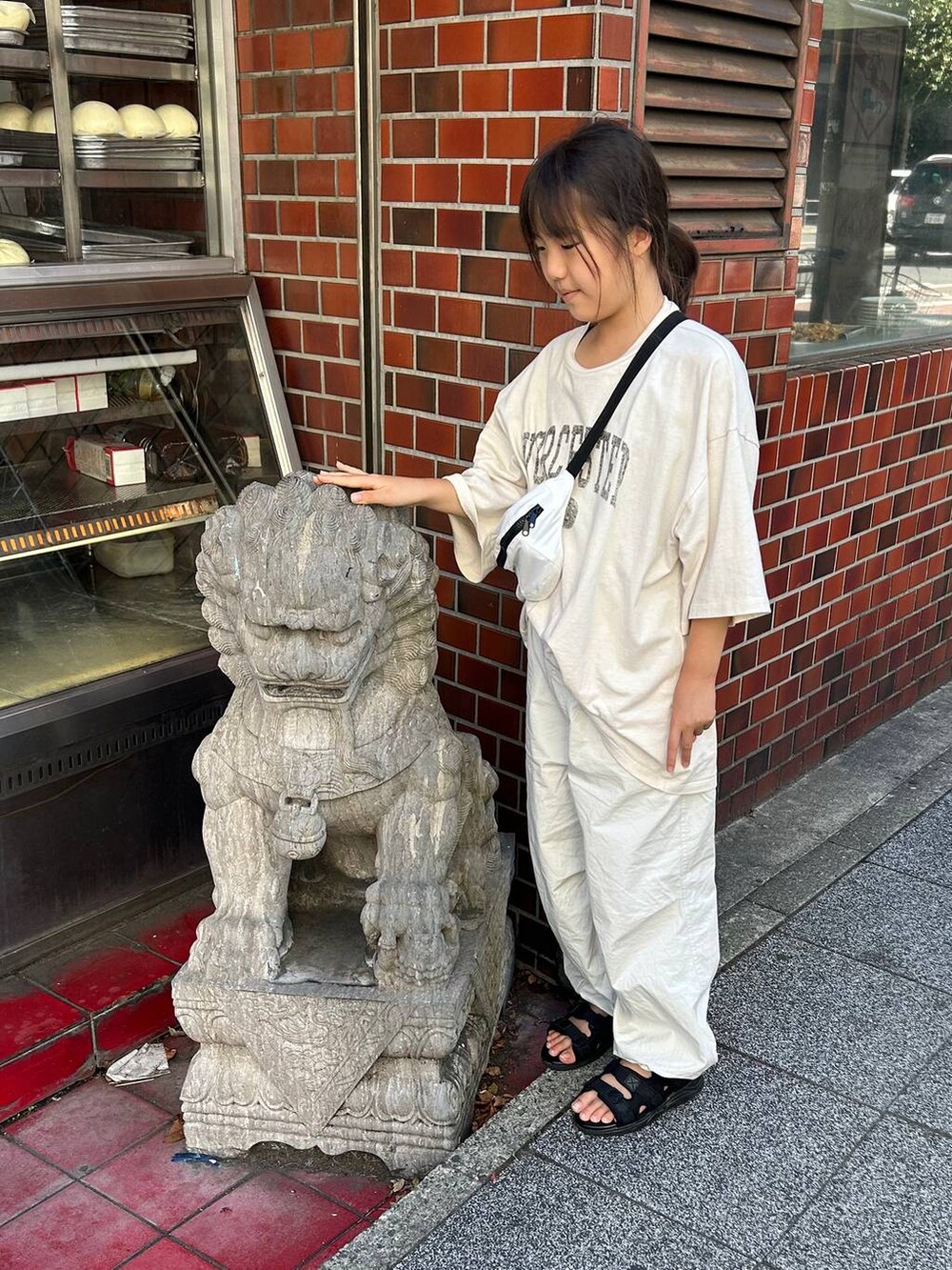 ホワイト系のボディバッグ/ウエストポーチ、ホワイト系のTシャツ/カットソー、その他のサンダルを着用したレディースの夏コーディネートの9枚目の写真