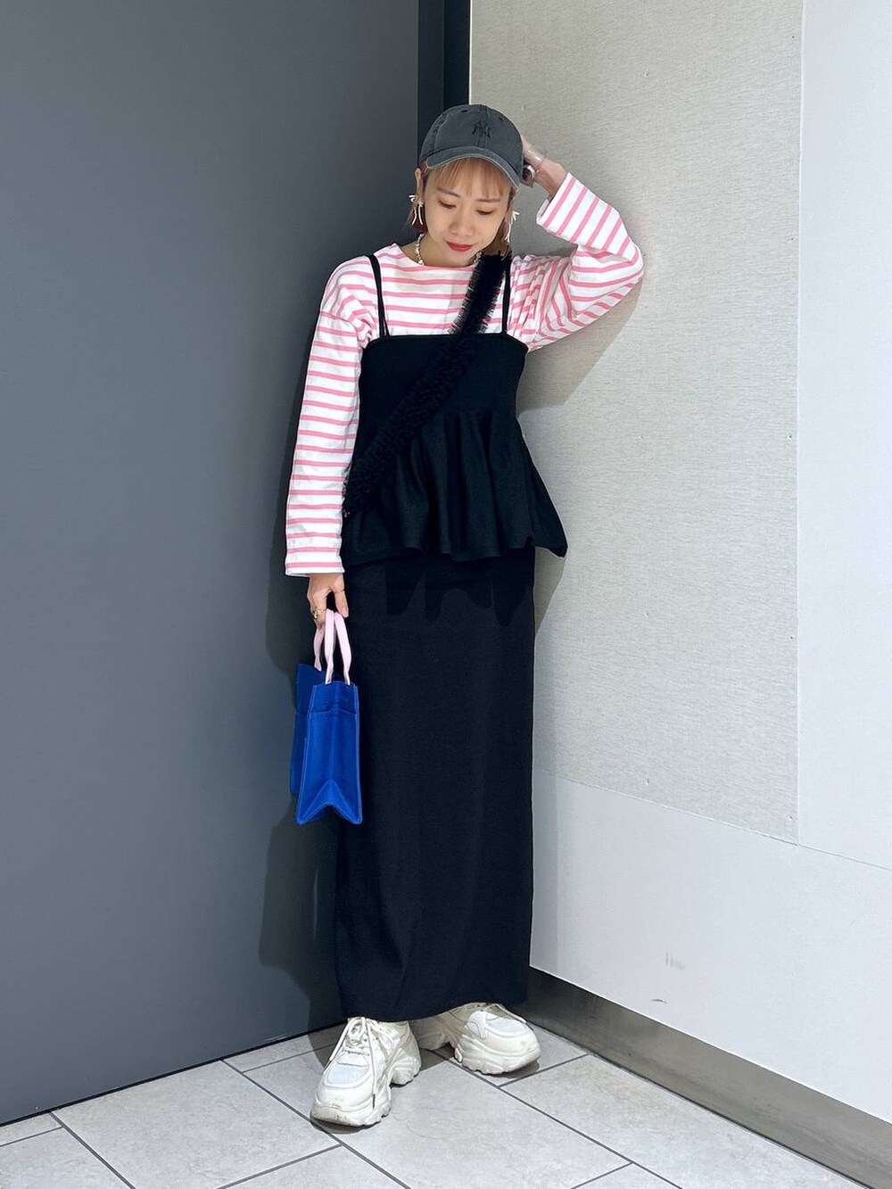 「キャミワンピース、キャミソール、ワンピース、キャップ、スニーカー、女子ウケ、個性派、差し色コーデ、ママコーデ、春コーデ、ローリーズスタイル_LOWRYS FARM、公認インフルエンサー_LOWRYS FARM、大人女子カジュアル_LOWRYS FARM、カジュアル、メガネ」｜「LOWRYS FARMのウォッシュドＣＡＰＮＥＷＥＲＡ　102577（キャップ、ブラック系）」を使った、milkさん（レディース・160cm）の春コーディネートの6枚目の写真