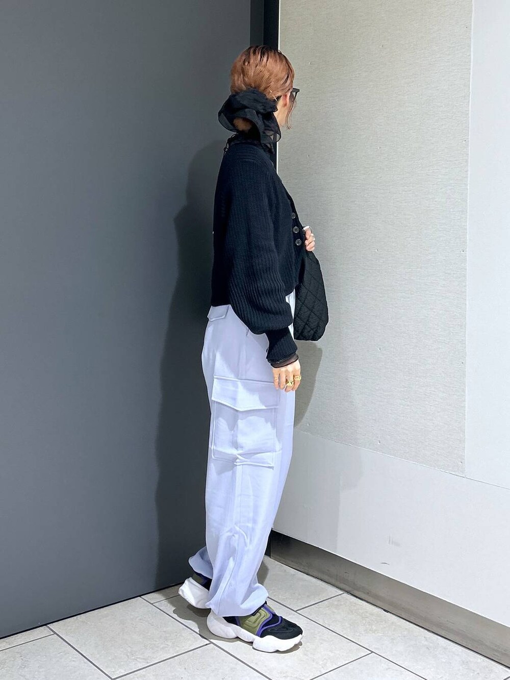 ブラック系のキャミソール、ブラック系のカーディガン/ボレロ、ブラック系のTシャツ/カットソーを着用したレディースの秋コーディネートの5枚目の写真