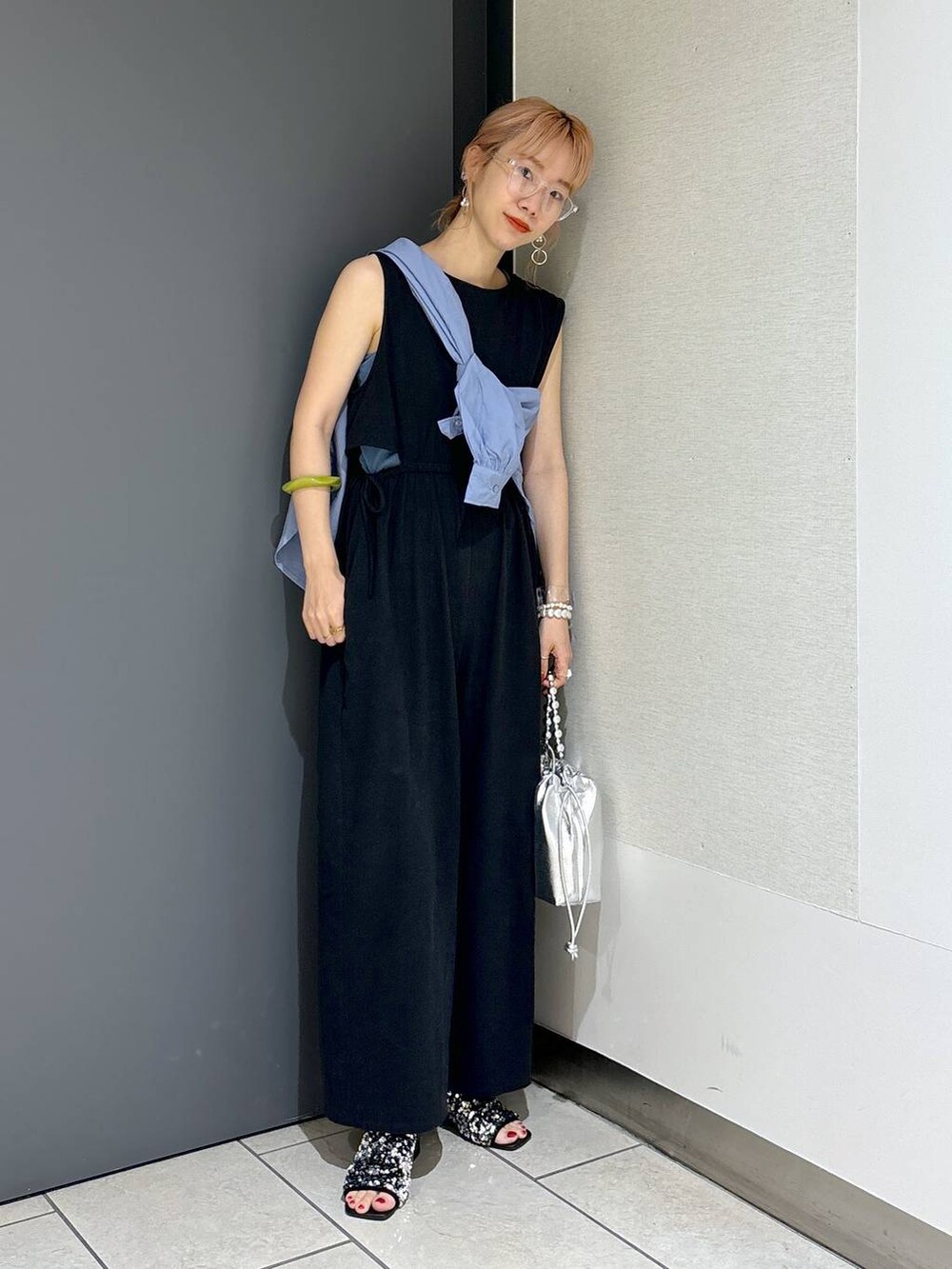 ブルー系のTシャツ/カットソー、ブラック系のサロペット/オーバーオール、シルバー系のショルダーバッグを着用したレディースの夏コーディネートの5枚目の写真