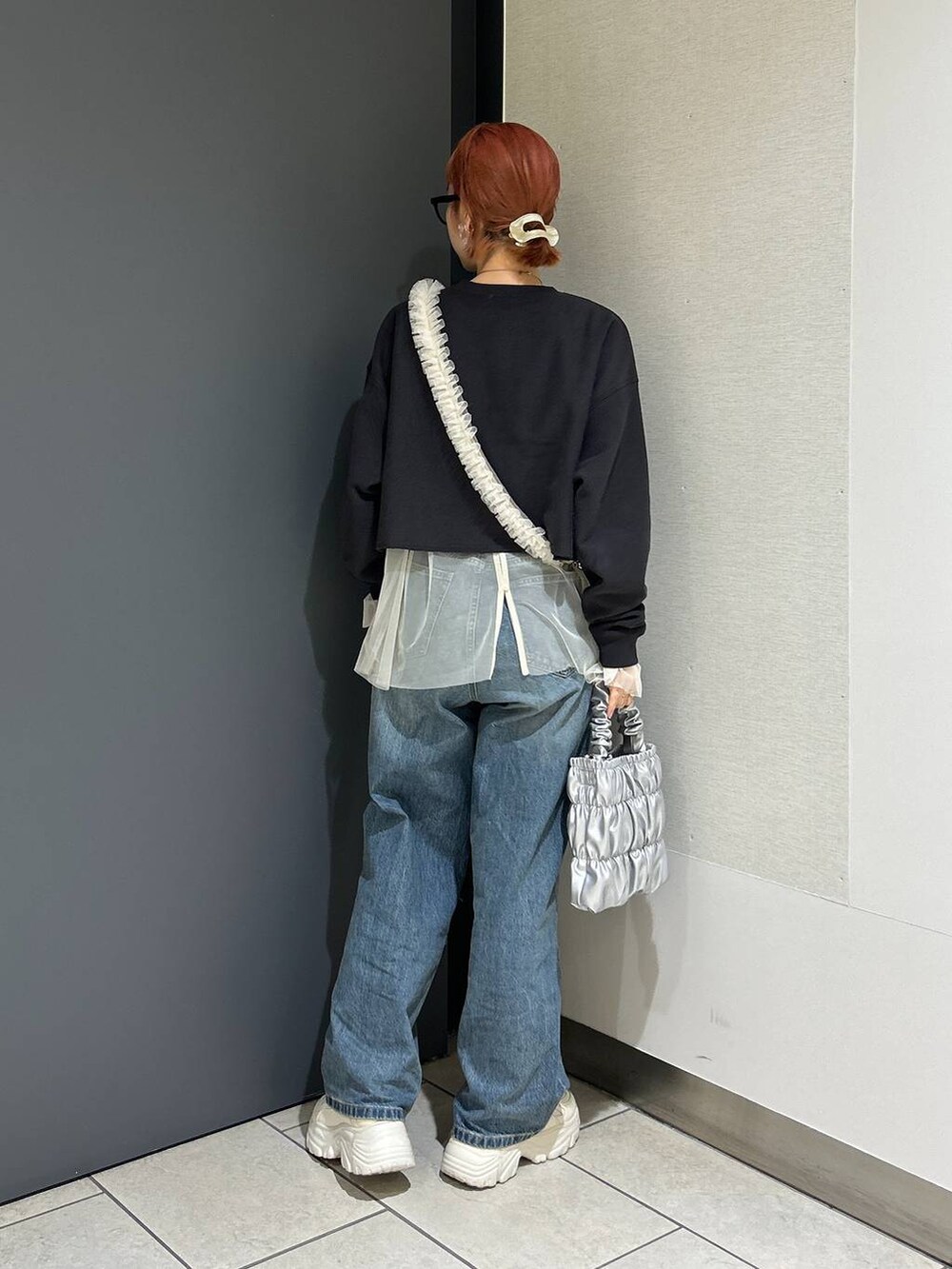 「女子ウケ、個性派、差し色コーデ、ママコーデ、冬コーデ、ローリーズスタイル_LOWRYS FARM、公認インフルエンサー_LOWRYS FARM、大人女子カジュアル_LOWRYS FARM、カジュアル、メガネ、LOWRYS FARM、着痩せ・細見え、スウェット、デニムパンツ、スニーカー」|「Me%のチュールモバイルストラップ 977893(スマホグッズ、ベージュ系)」を使った、milkさん(レディース・160cm)の冬コーディネートの4枚目の写真