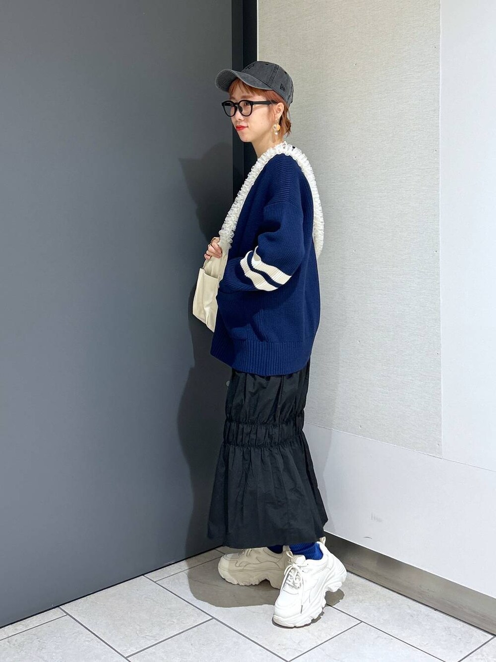 「ママコーデ、大人女子カジュアル_LOWRYS FARM、カジュアル、ロングスカート、スカート、ニット、カーディガン、ロンT、キャップ、スニーカー、モバイルグッズ_Me%、Me%、女子ウケ、個性派、差し色コーデ」|「LOWRYS FARMのウォッシュドCAPNEWERA 102577(キャップ、ブラック系)」を使った、milkさん(レディース・160cm)の冬コーディネートの5枚目の写真