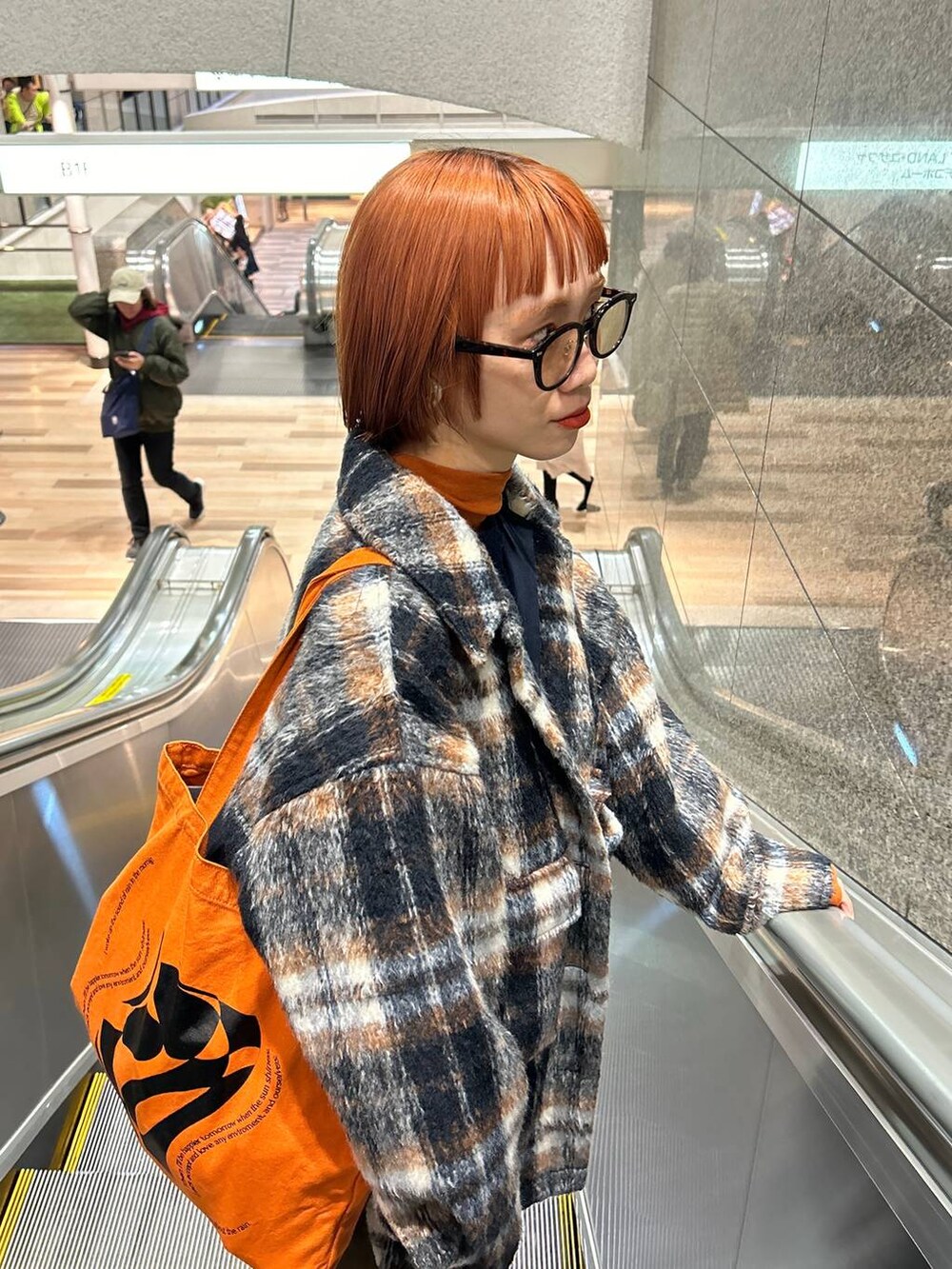 ブルー系のニット/セーターを着用したレディースの秋コーディネートの9枚目の写真