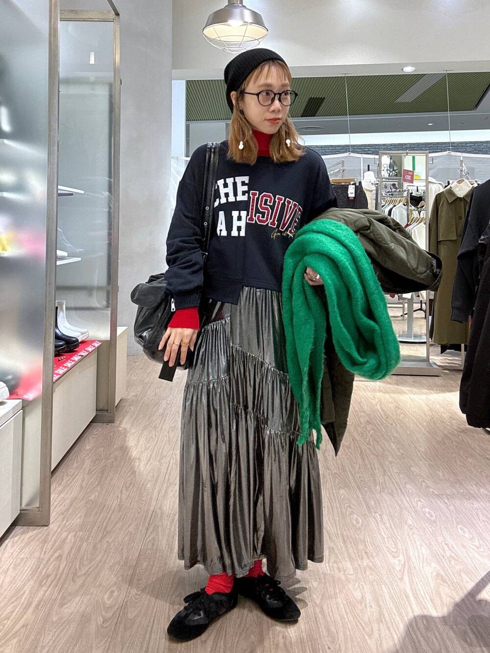 レッド系のニット/セーター、その他のショルダーバッグ、グレー系のスカートを着用したレディースの冬コーディネートの6枚目の写真