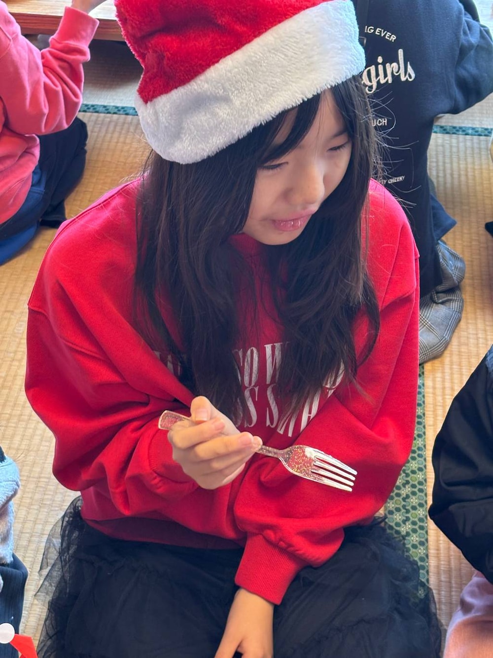 「女子ウケ、個性派、差し色コーデ、メガネ、LOWRYS FARM、着痩せ・細見え、カジュアル、秋冬新作、ママコーデ、秋コーデ、ローリーズスタイル_LOWRYS FARM、公認インフルエンサー_LOWRYS FARM、大人女子カジュアル_LOWRYS FARM、冬コーデ」｜「niko and...の【New Balance(ニューバランス)】ML725（スニーカー、グレー系）」を使った、milkさん（レディース・160cm）の冬コーディネートの3枚目の写真