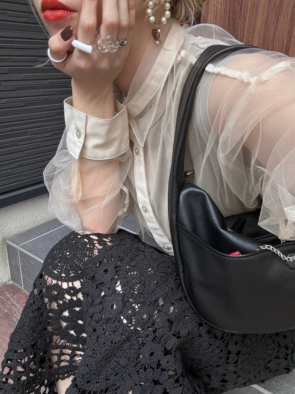 ベージュ系のシャツ/ブラウス、ブラック系のメガネ、その他のバレッタ/ヘアクリップを着用したレディースの夏コーディネートの7枚目の写真