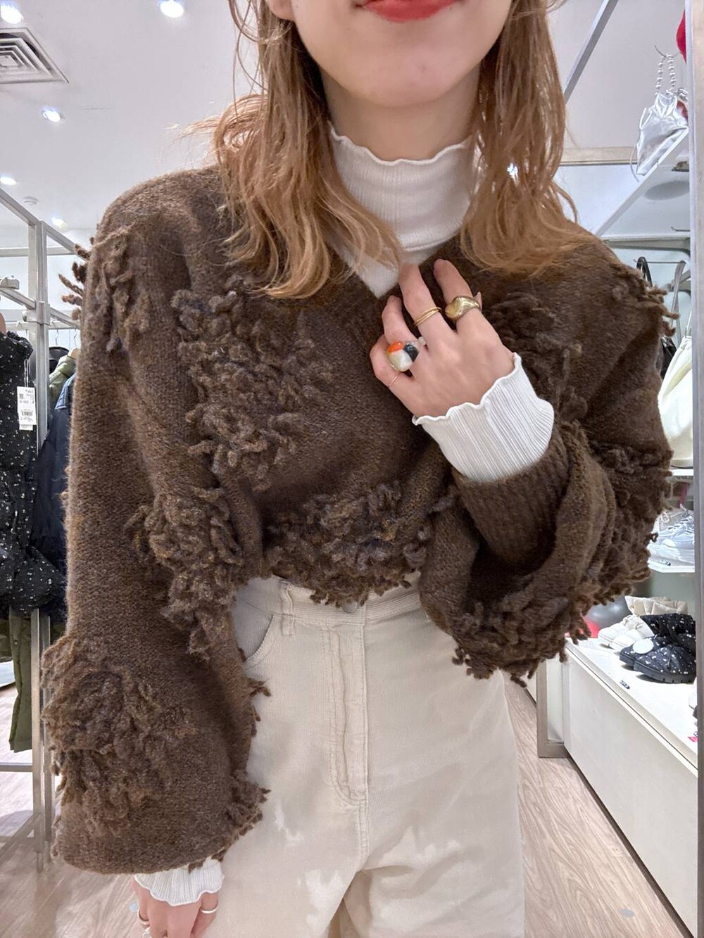 「女子ウケ、個性派、差し色コーデ、ママコーデ、秋コーデ、ローリーズスタイル_LOWRYS FARM、カジュアル、秋冬新作、公認インフルエンサー_LOWRYS FARM、大人女子カジュアル_LOWRYS FARM、メガネ、LOWRYS FARM、着痩せ・細見え、冬コーデ」｜「LOWRYS FARMのリブメロータートル　250173（Tシャツ/カットソー、ホワイト系）」を使った、milkさん（レディース・160cm）の冬コーディネートの6枚目の写真