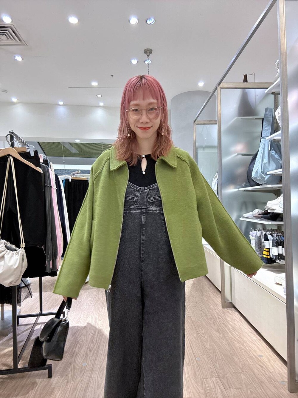 「女子ウケ、個性派、ママコーデ、冬コーデ、ローリーズスタイル_LOWRYS FARM、公認インフルエンサー_LOWRYS FARM、大人女子カジュアル_LOWRYS FARM、カジュアル、メガネ、LOWRYS FARM、着痩せ・細見え、秋冬新作、アウター、ニット、カーディガン」｜「LOWRYS FARMのＣＯＮＥデニムサロペット 247262（サロペット/オーバーオール、ブラック系）」を使った、milkさん（レディース・160cm）の冬コーディネートの5枚目の写真