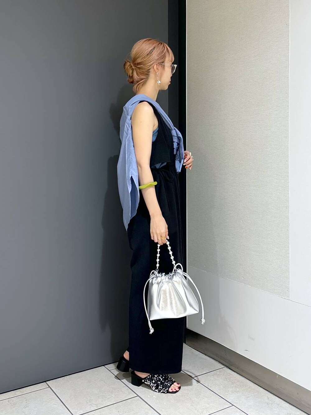 ブルー系のTシャツ/カットソー、ブラック系のサロペット/オーバーオール、シルバー系のショルダーバッグを着用したレディースの夏コーディネートの4枚目の写真