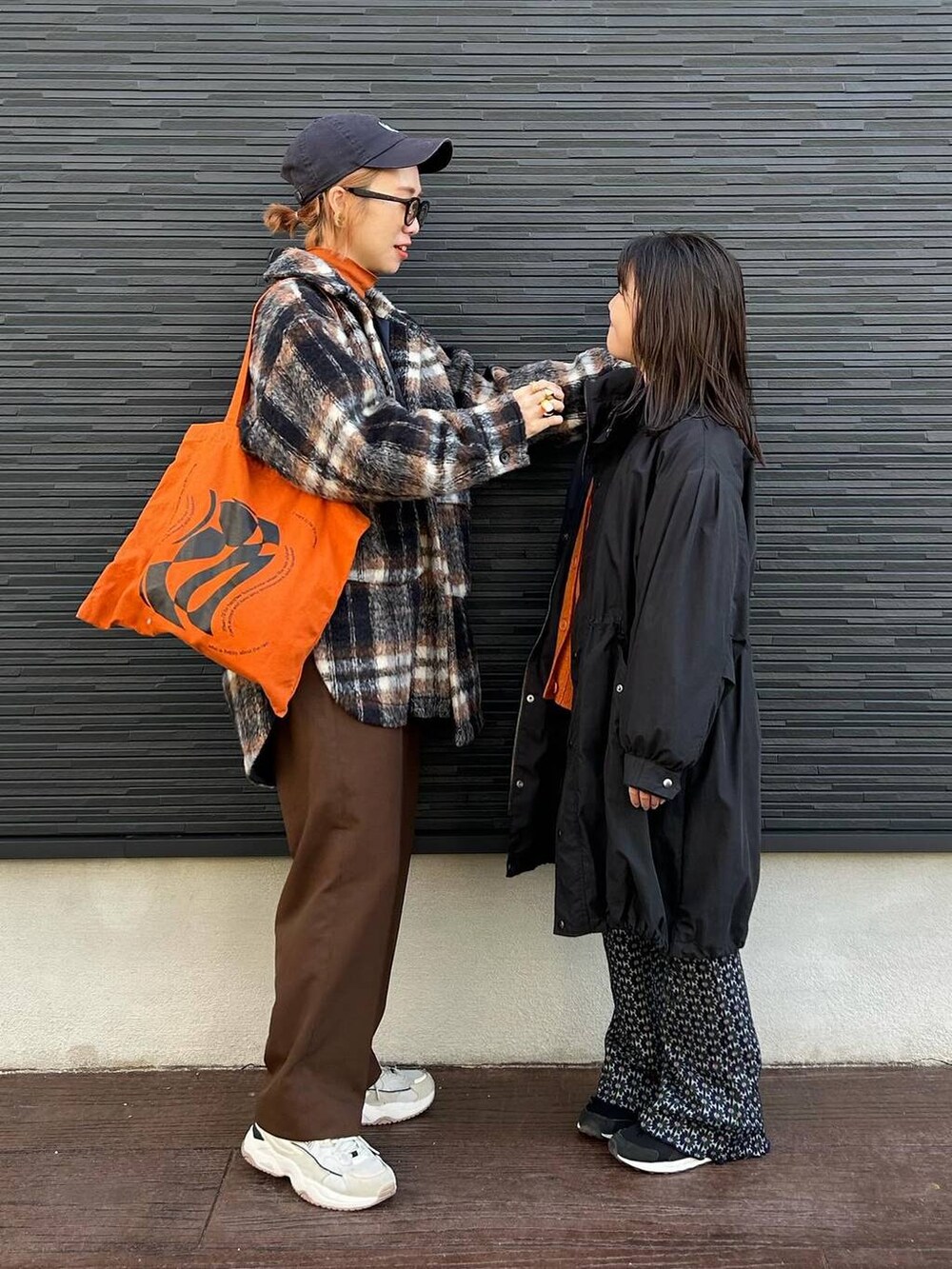 「LOWRYS FARM、ママコーデ、女子ウケ、個性派、差し色コーデ、冬コーデ、ローリーズスタイル_LOWRYS FARM、公認インフルエンサー_LOWRYS FARM、大人女子カジュアル_LOWRYS FARM、カジュアル、メガネ、着痩せ・細見え、親子コーデ、リンクコーデ、ニット」｜「LOWRYS FARMの３ＷＡＹモッズコート　343112（モッズコート、ブラック系）」を使った、milkさん（レディース・160cm）の秋コーディネートの2枚目の写真